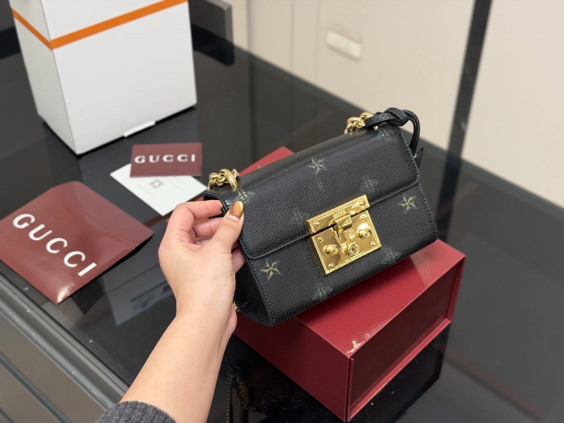 ¥155 配折叠盒飞机盒 size:20.13cm 【古奇padlock】 这款已经卖了几千个了 明星产品 ‼️ 最近质量又升级了 重拍下给你们看 👀 高定版的G Padlock ✔️