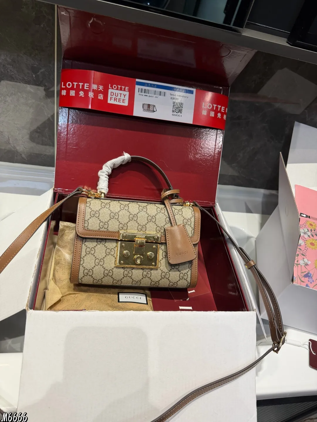 ❤️P195p190(折叠飞机礼盒)❤️ gucci永不过时的经典Gucci padlock从颜值到使用感都非常YYDS,简约百搭,经典款式不容易过时,造型也以大方舒适,容纳性好为特点肩带搭配也是从典藏设计中直接取用的钥匙扣设计如果你想拥有一只大牌的爆款包包,又想要容量大,造型百搭,年轻时尚,我觉得这一款是非常完美的,如果你是身材娇小的姐妹,喜欢大包,又担心视觉上有点压 这款包包绝对是你的首选 尺寸大号26.17 小号20.13