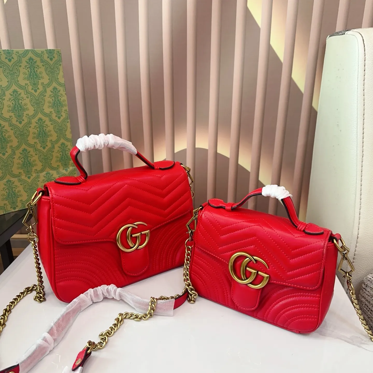 大号p125小号p120 折叠礼盒 Gucci Marmont 邮差包 系列链带肩背包采用颇具结构感的柔软造型和超大号翻盖封口，配以双 G 金属配件。可滑动链条肩带有多种背法，可在肩背和手提之间自由转换。采用波浪纹绗缝皮革，背面配以 GG 标志专柜热销爆款[色]尺寸大号 27 16cm/小号21 15cm。Q