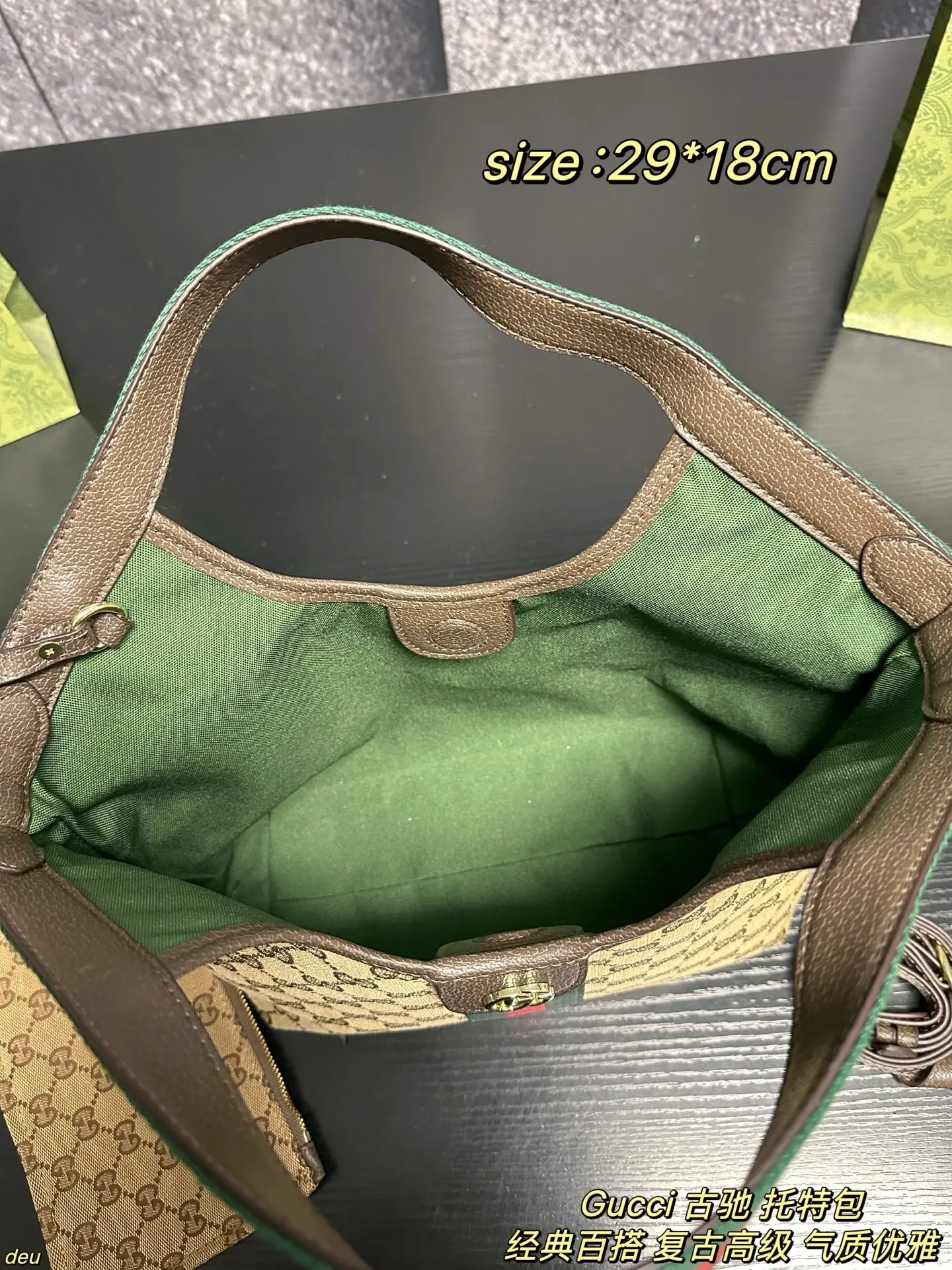 P130配盒 Gucci 古驰 托特包 Gucci 2025新款Giglio托特包就走不动道了！典藏设计复刻太懂复古党，还出了经典老花和深色单宁两款配色，复古与现代撞得刚好，通勤党和时髦精都能满足～GG老花帆布质感绝了，红绿织带滚边+立体双Glogo，品牌辨识度拉满，背上就是行走的复古画报，日常通勤王者，电脑文件轻松装，秋冬配厚外套绝了，欧美风拉满 尺寸：29*18cm