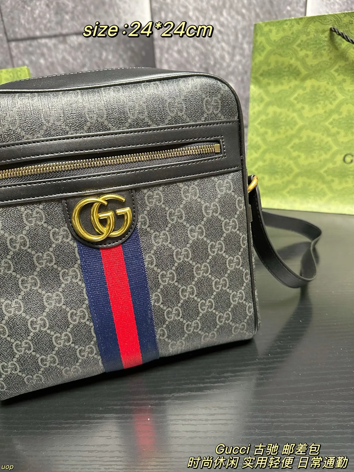 P125配盒 Gucci 古驰 邮差包 男包分享gucci 单肩包，gucci 比起非常火的双扣邮差包这一款古奇男士单肩包可以说非常低调了，经典帆布老花的，这款呢低调稳重，日常休闲也搭得来也可，包包容量比较大，适合出门背着，好看又能装。 尺寸：24*24cm