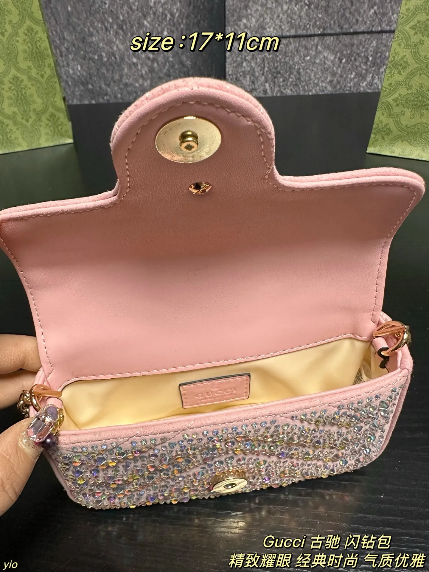 P155配盒 Gucci 古驰 闪钻包 品牌标志性GG Marmont系列匠心融蕴经典双G元素和银色调切面链带,缔就时尚手袋设计。这款肩背包甄选灰色调牛巴革打造,精心缀饰水晶,一展优雅格调。灰色饰水晶绗缝V型牛巴革,银色调配件,黑色粘胶纤维衬里,限定款的稀缺感+经典马蒙的耐看度,是衣橱里的