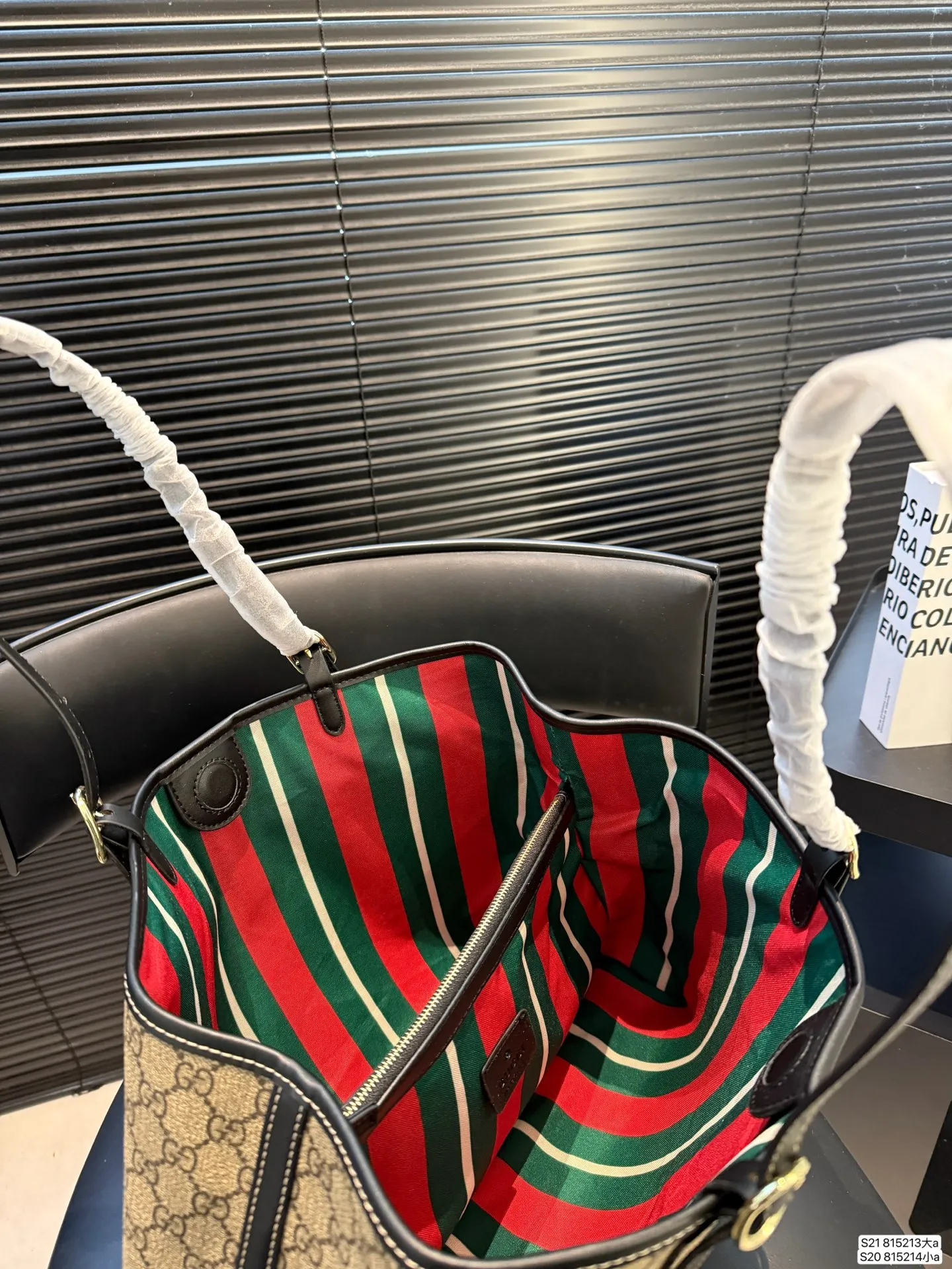 大号P155 小号P150 酷奇托特 Emblem 系列新品首发收纳党大爱大包有隔层新款的Emblem首发，这是一款比较大的托特，肩带两侧是可以调节的，内衬是经典的gucci绿红绿颜色，并且中间是有带拉链的隔层，收纳大爱!另外颜色复古风满满 真的不错哦很轻便很时髦性价比也高 尺寸大35 26 小30 20 货号大815213小815214