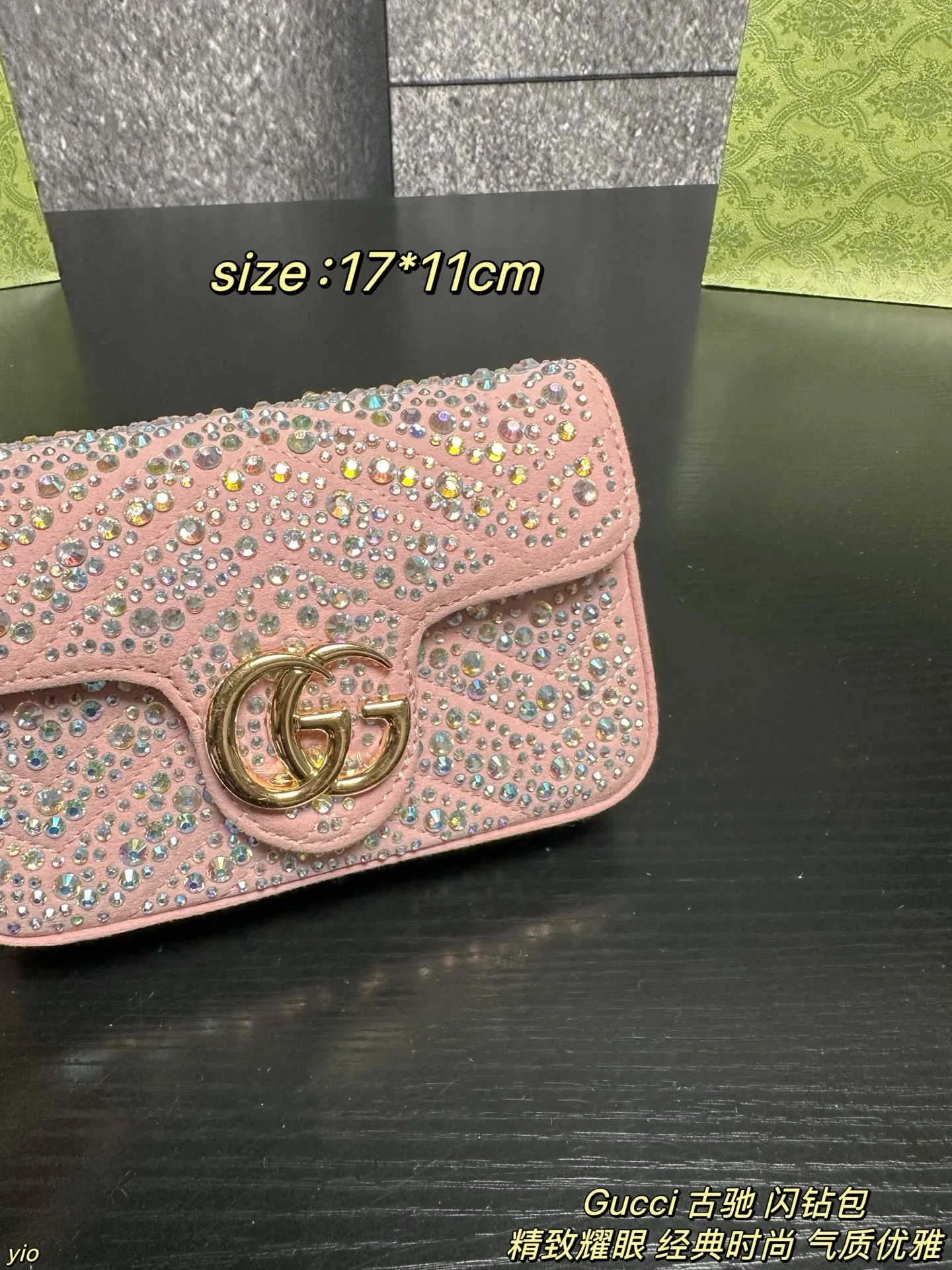 P155配盒 Gucci 古驰 闪钻包 品牌标志性GG Marmont系列匠心融蕴经典双G元素和银色调切面链带,缔就时尚手袋设计。这款肩背包甄选灰色调牛巴革打造,精心缀饰水晶,一展优雅格调。灰色饰水晶绗缝V型牛巴革,银色调配件,黑色粘胶纤维衬里,限定款的稀缺感+经典马蒙的耐看度,是衣橱里的