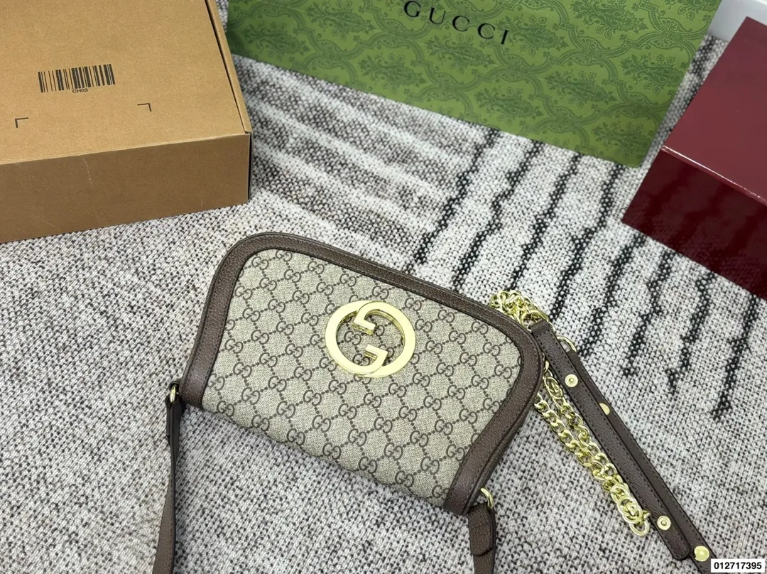 p155 礼盒包装🎁 Gucci 绝对的大爆款Blondie 金属镂空logo 搭配翻盖包身设计 经典且复古 绝不能错过尺寸:28.18