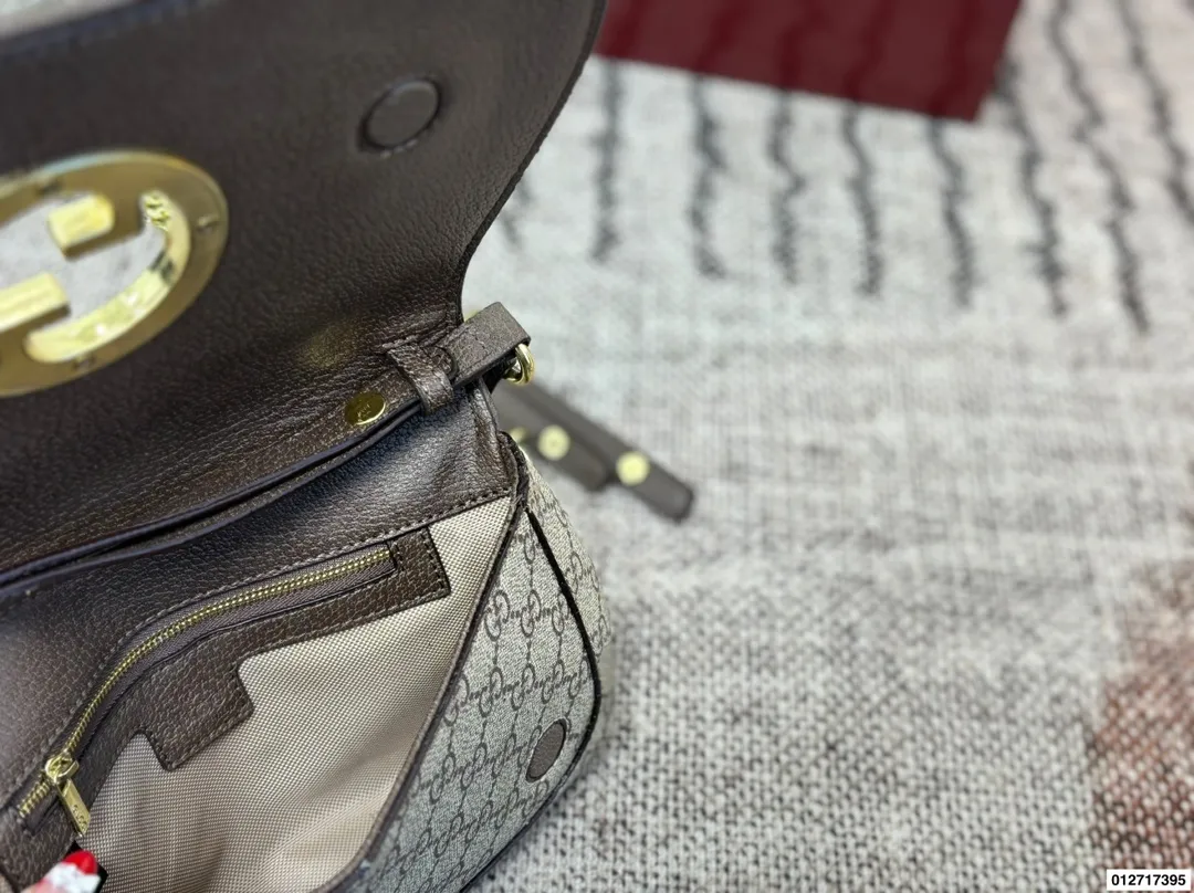 p155 礼盒包装🎁 Gucci 绝对的大爆款Blondie 金属镂空logo 搭配翻盖包身设计 经典且复古 绝不能错过尺寸：28.18