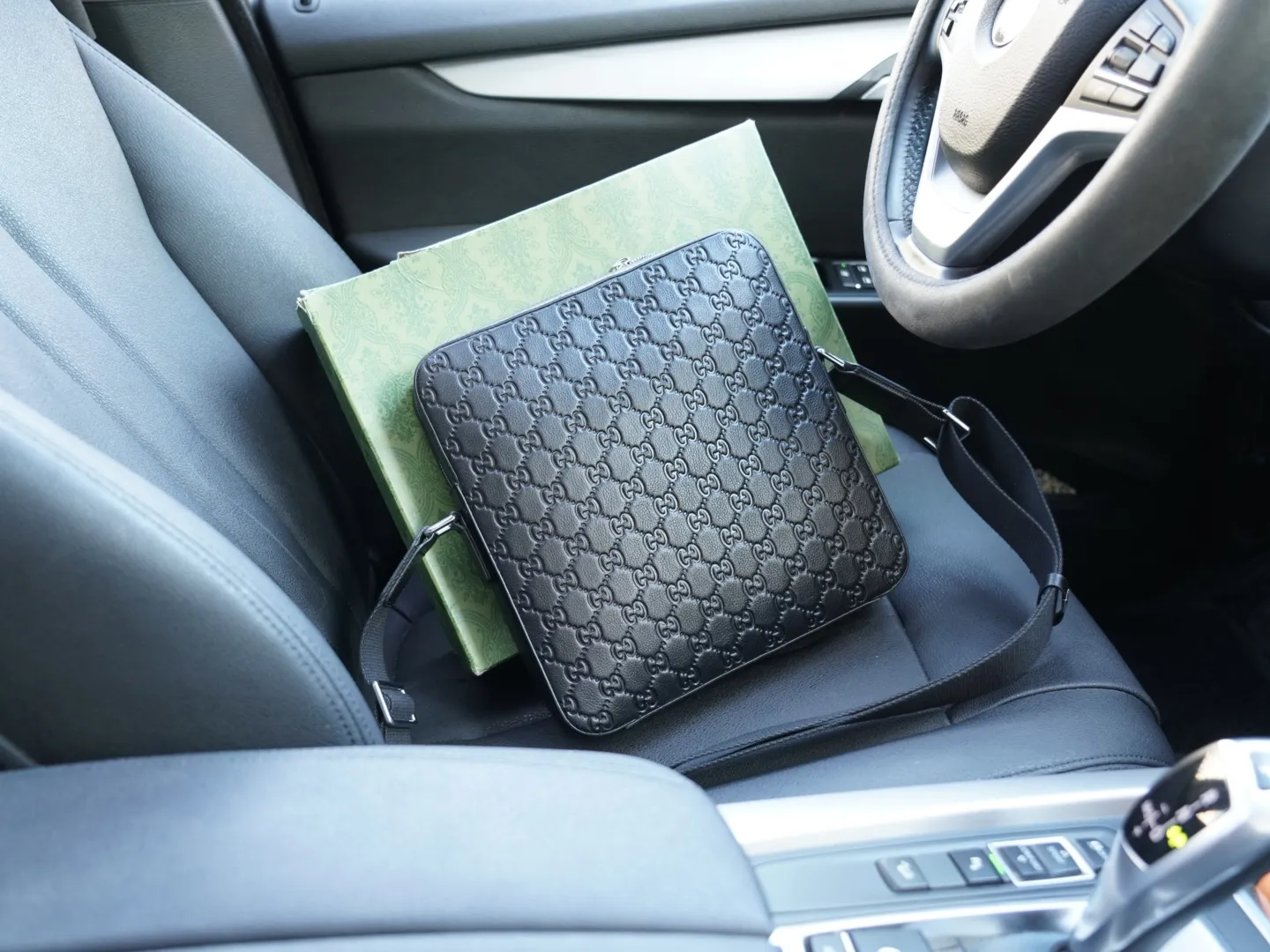 P250 🇮🇹 古驰 官网同步 高版本 斜挎单肩背包 永恒不过时的标志性产品 纯原单牛皮 顶级五金制作 非市面普通版本 今年GUCCI最爱的款式 全部实拍 实用性非常高 配全套包装礼品盒【规格:25x26x5】