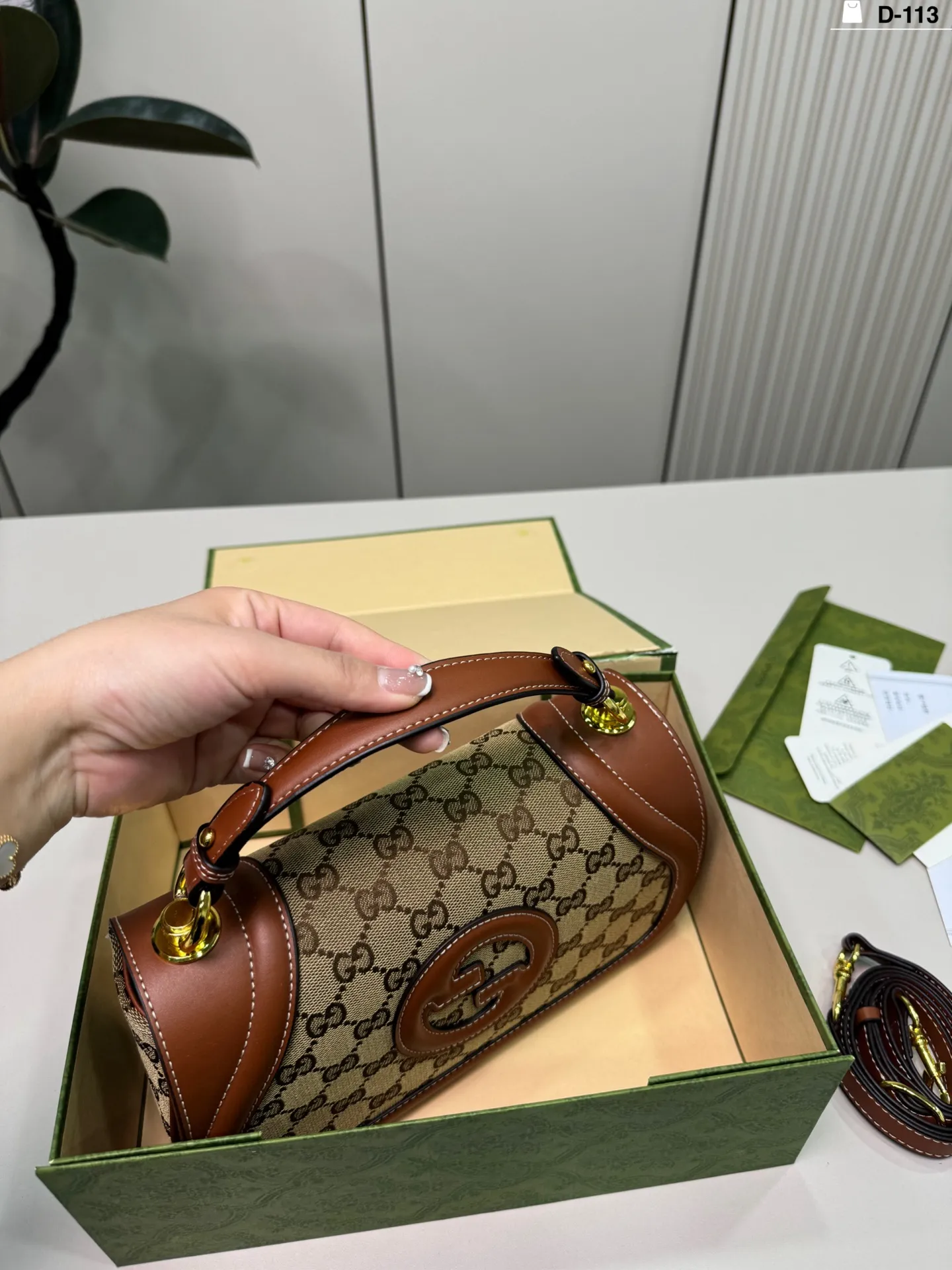 💰p140 D-113尺寸26×14折叠盒 Gucci 酷奇Blondie手提包 复古又时髦,辨识度超高! 通勤休闲都能搭。 搭配简约或复古风都很出彩,实用又吸睛,是时尚与功能兼备的必入单品!