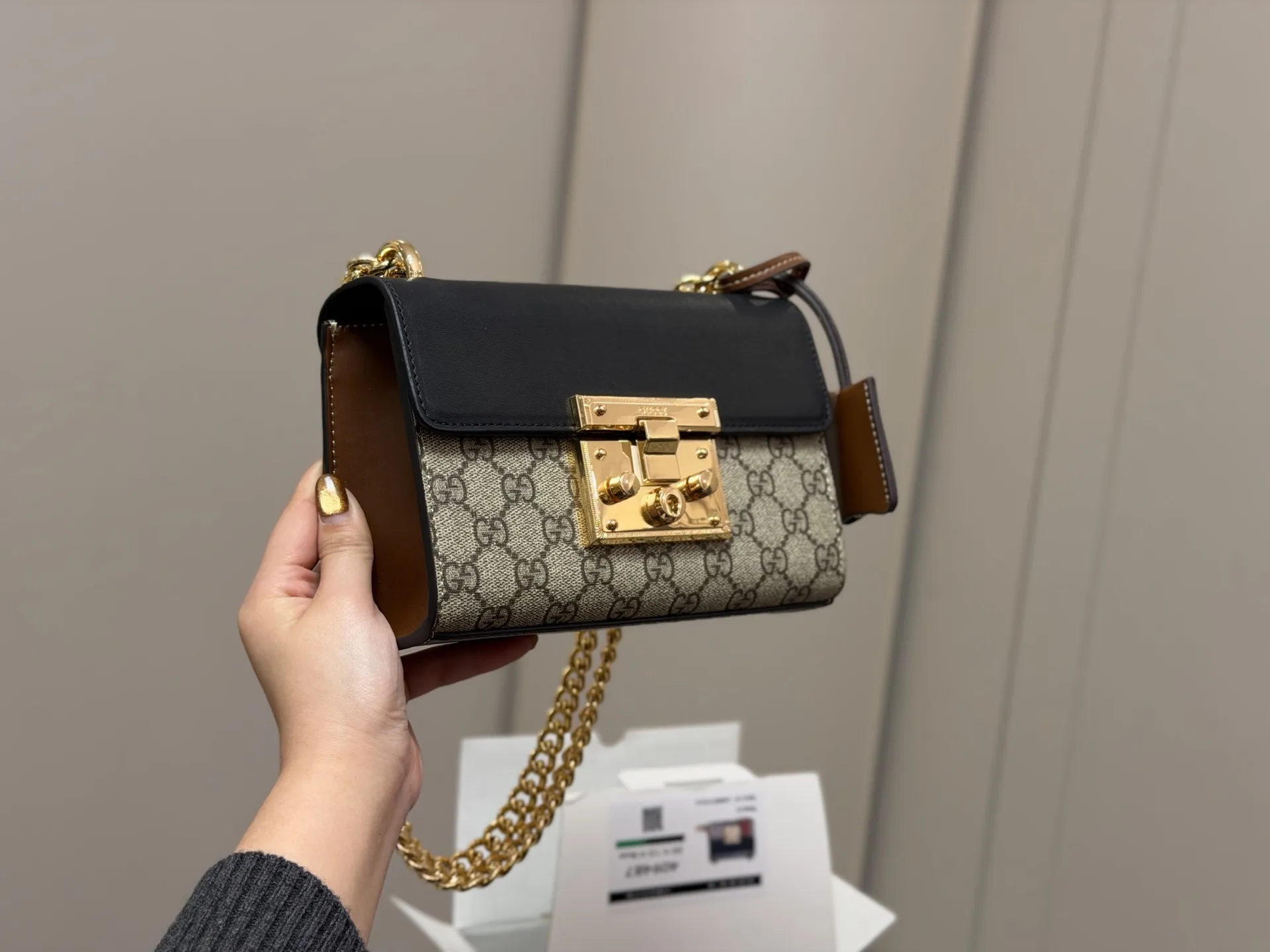 ¥155 配折叠盒飞机盒 size:20.13cm 【古奇padlock】 这款已经卖了几千个了 明星产品 ‼️ 最近质量又升级了 重拍下给你们看 👀 高定版的G Padlock ✔️