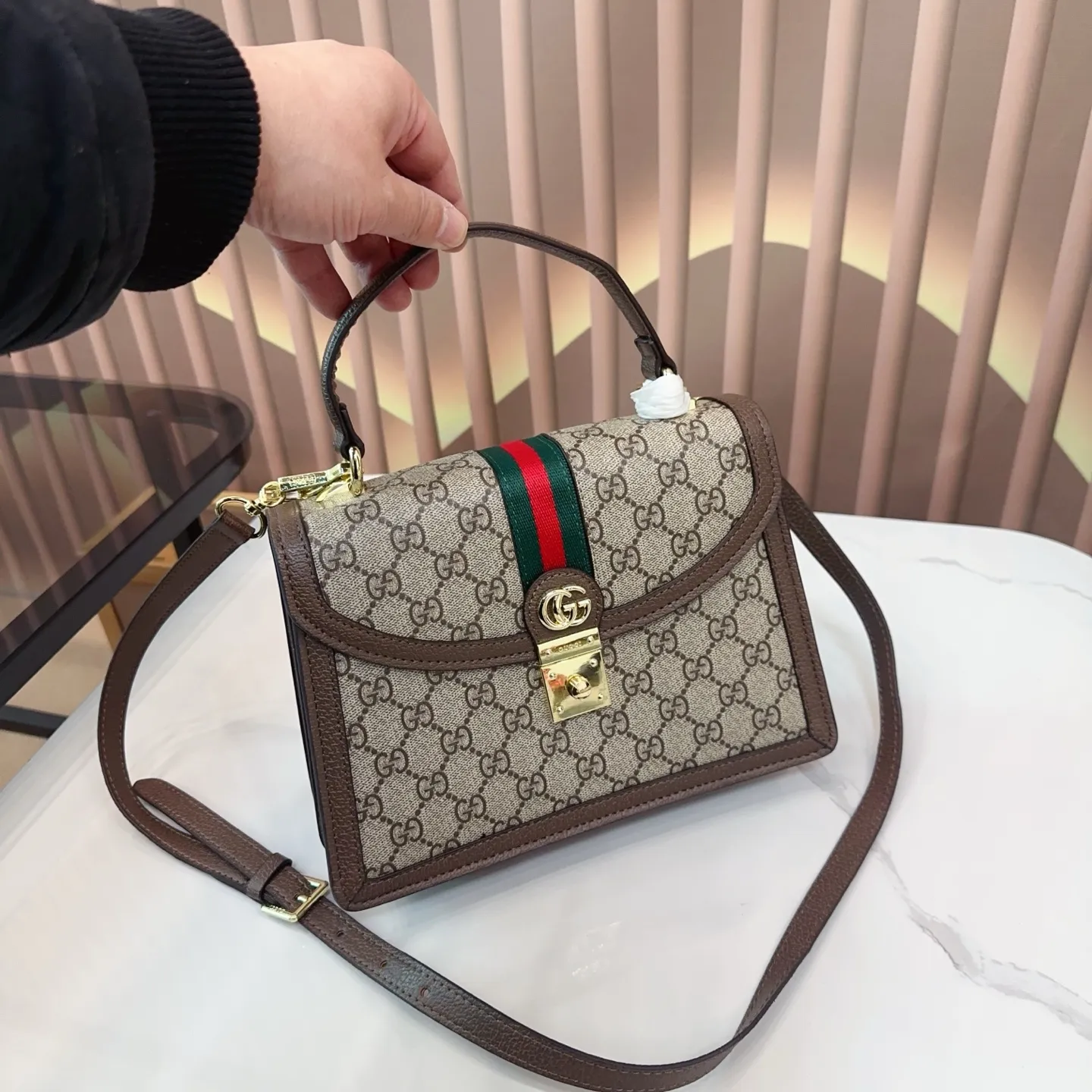 p135 折叠礼盒 Gucci Ophidia系列 新款 老花手提邮差 耐看 复古 不易过时 配原版乌木色牛皮～这个款复古韵味特别浓，对版五金原版碎花内里！上身效果也超赞，主要以精致特别的五金来提升整体质感。尺寸25cm qy