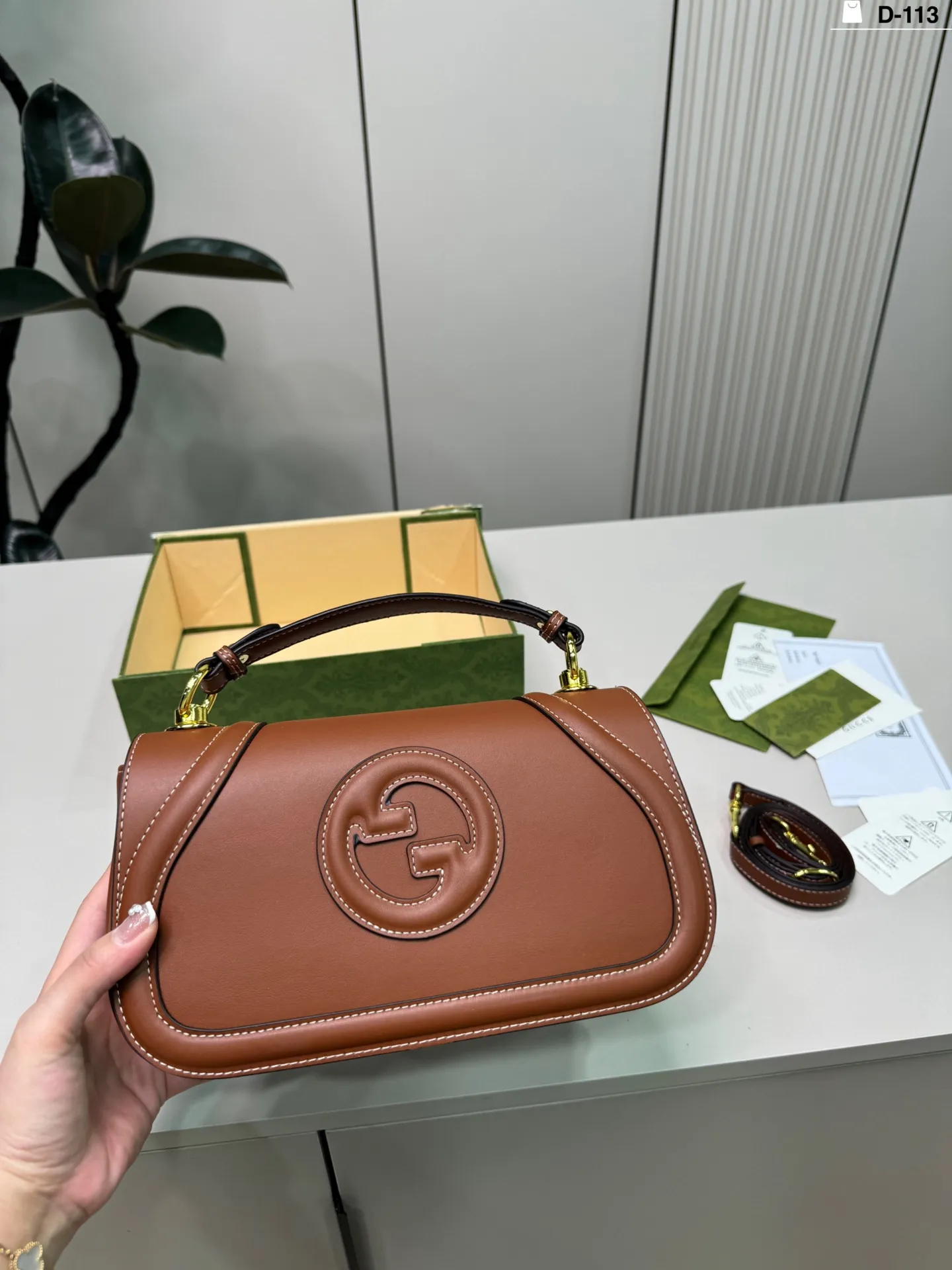💰p140 D-113尺寸26×14折叠盒 Gucci 酷奇Blondie手提包 复古又时髦,辨识度超高! 通勤休闲都能搭。 搭配简约或复古风都很出彩,实用又吸睛,是时尚与功能兼备的必入单品!