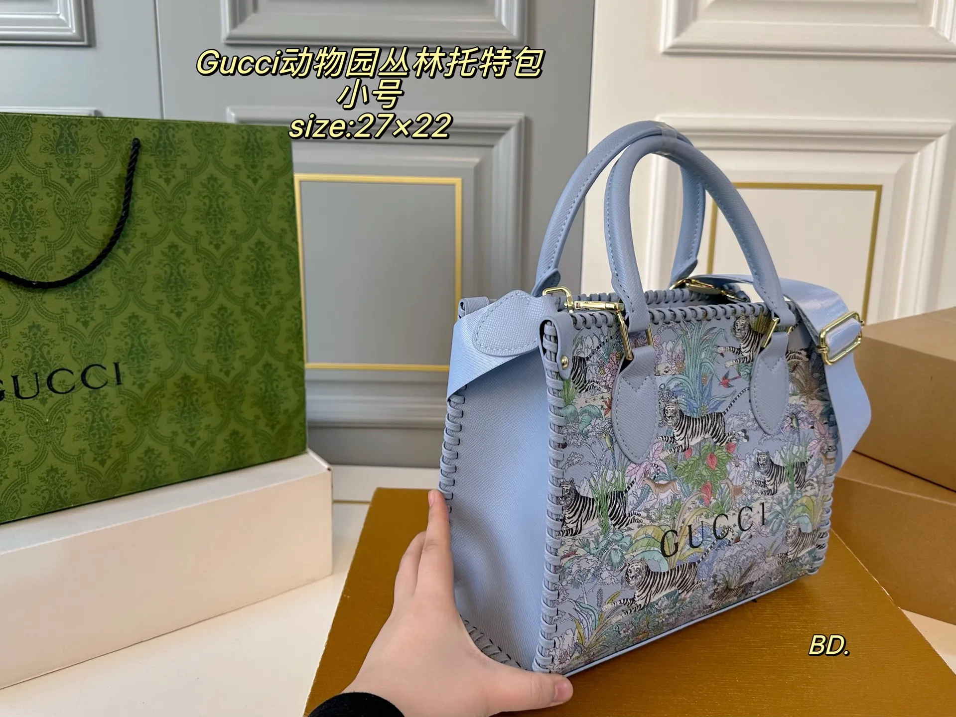 P175小号(无盒) size:27×22小号 GUCCI古驰新款动物园丛林托特包🛍️ 经典时尚,色彩搭配简直是太美啦 淡彩描绘的老虎影响 加上醒目的印花 一片生机勃勃,令人心情愉悦~ 整体设计时尚,超级感爆棚‼️
