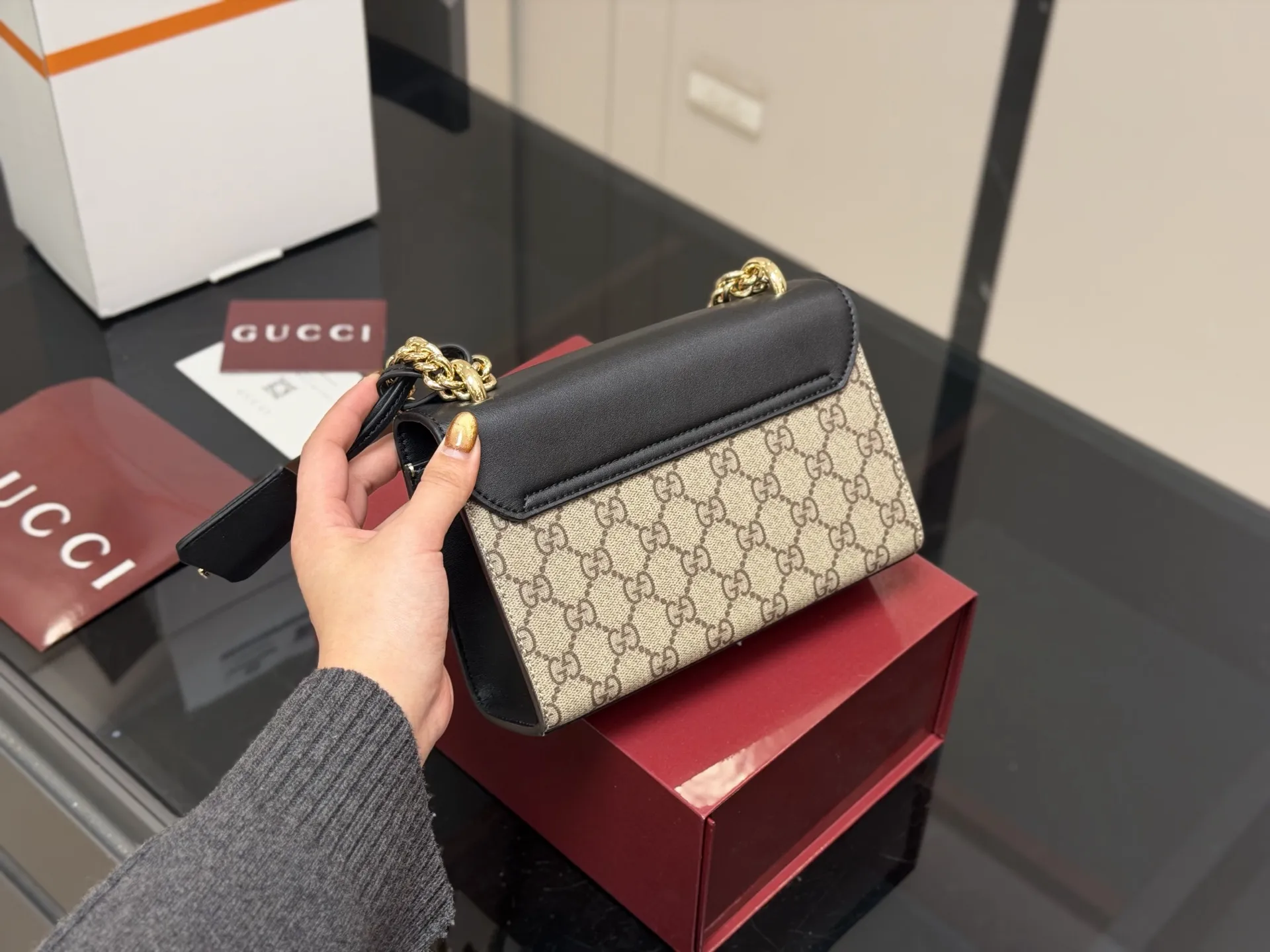 &yen;170 配折叠盒飞机盒 size：20.13cm 【古奇padlock】 这款已经卖了几千个了 明星产品 ‼️ 最近质量又升级了 重拍下给你们看 👀 高定版的G Padlock ✔️