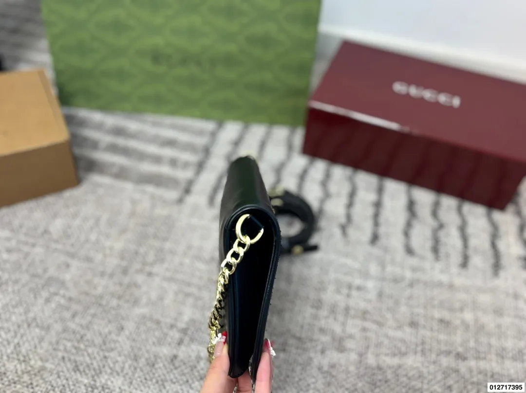 p155 礼盒包装🎁 Gucci 绝对的大爆款Blondie 金属镂空logo 搭配翻盖包身设计 经典且复古 绝不能错过尺寸:28.18