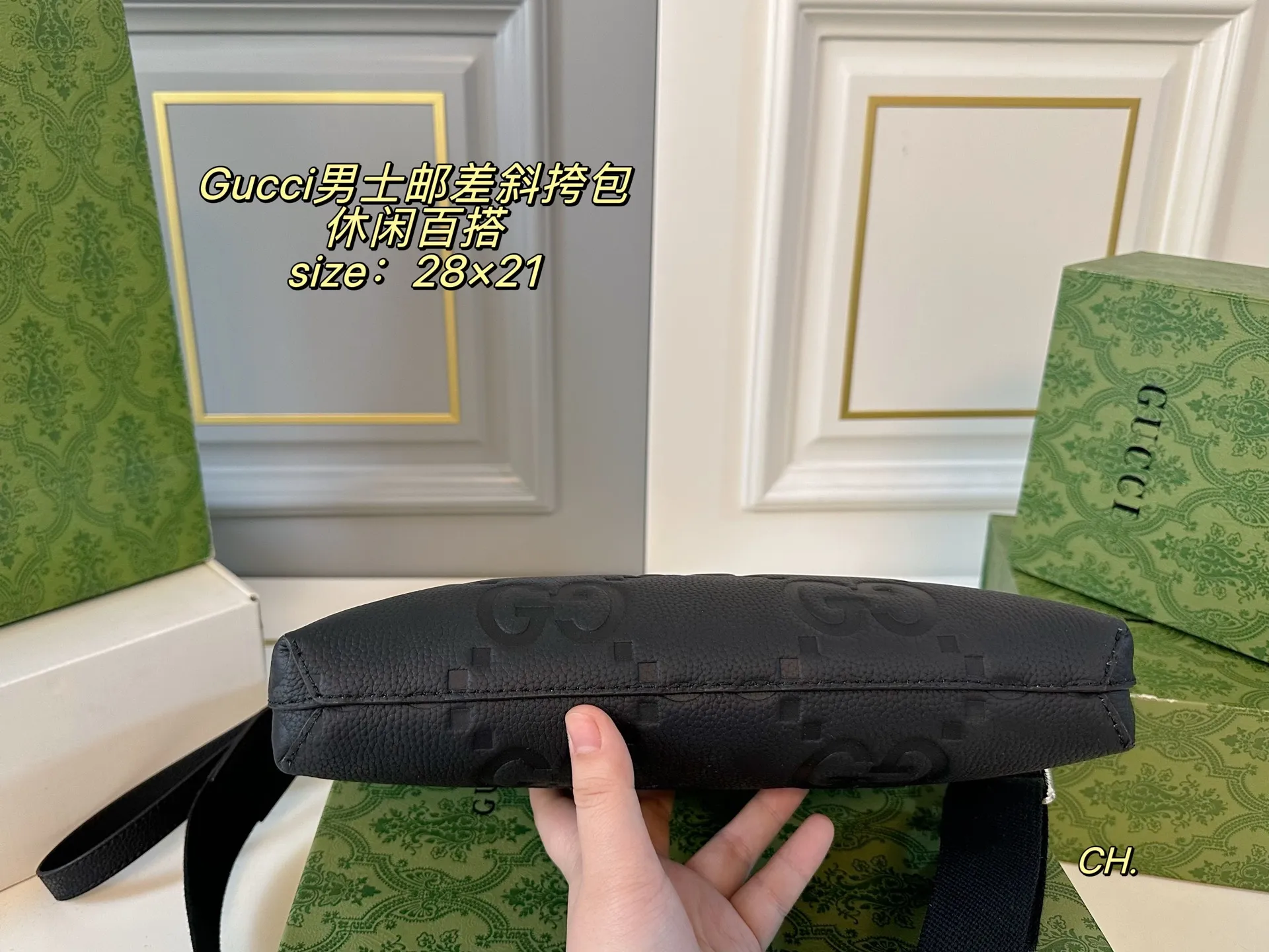P125（配盒） size：28&times;21 GUCCI 古驰压花男士邮差包斜挎包💕 方方正正的包型很好搭衣服！ 包身特别轻，撞包率极低， 肩带🉑️调节，空间超大～ 出门超方便，男女生都可驾驭❗️