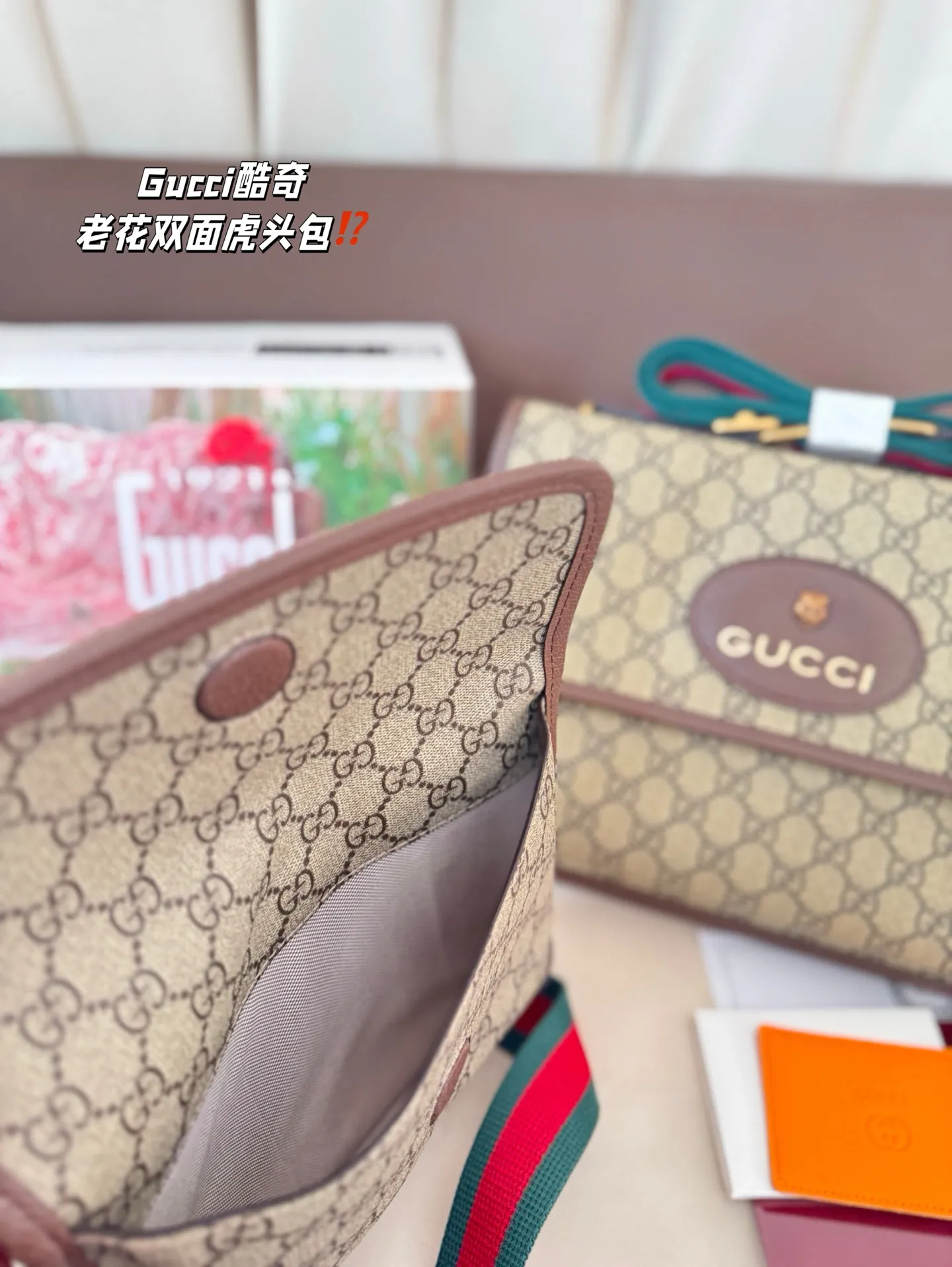 大号P200 小号P190 Gucci酷奇|老花双面虎头包 人生的第一支Gucci包包选择了双面虎头。 之前看官网,毫无防备地入了一只Gucci的包 🐯小号的虎头包/邮差包 这个款在Gucci官网英文叫:GG supreme small messenger bag 我买的是双面虎头的,前后加中间一共有三层。 因为不太喜欢女包的细带子,其实这种粗带包会更显年轻更好搭配日常的衣服。 尺寸 28 22cm /20 15cm