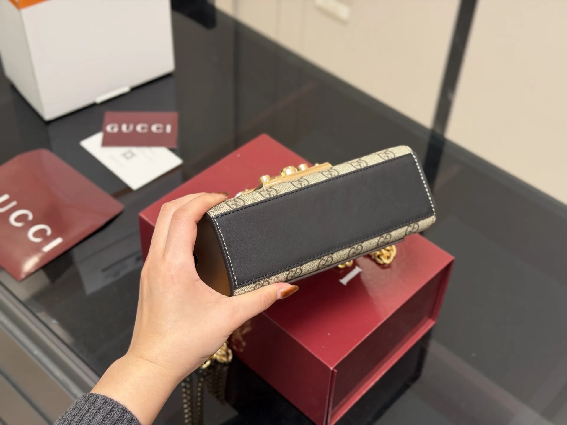 &yen;155 配折叠盒飞机盒 size：20.13cm 【古奇padlock】 这款已经卖了几千个了 明星产品 ‼️ 最近质量又升级了 重拍下给你们看 👀 高定版的G Padlock ✔️