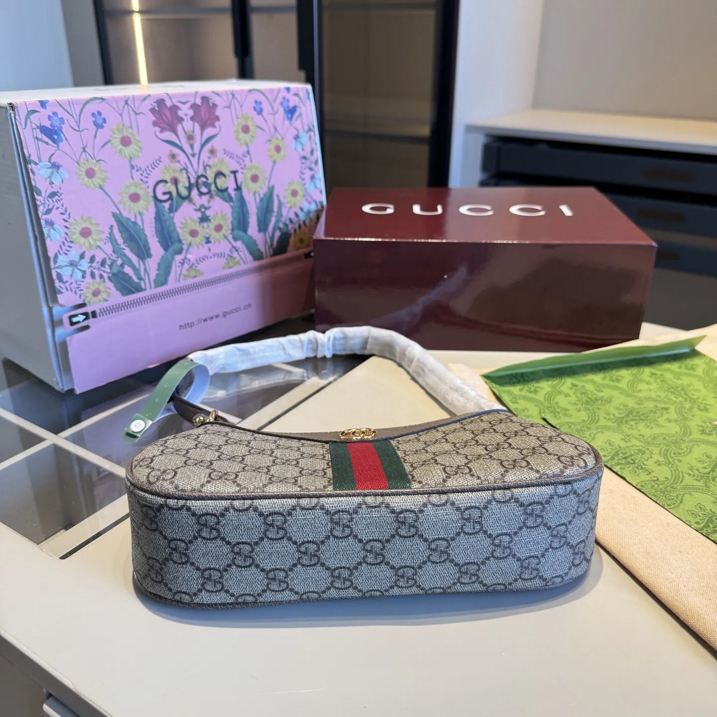 🅿️170✅牛皮系列🔜 顶级货🔥全套包装‼️芯片扫码‼️ GUCCI 专柜经典Ophidia系列腋下包💕明星同款！配长带！高端货！原版头层牛皮！各大明星追捧的爆款～采用顶级原版五金配件！经典logo！顶级做工！堪比专柜品质✈️原版飞机盒🎁原版折叠礼盒包装（size：25*15*6）