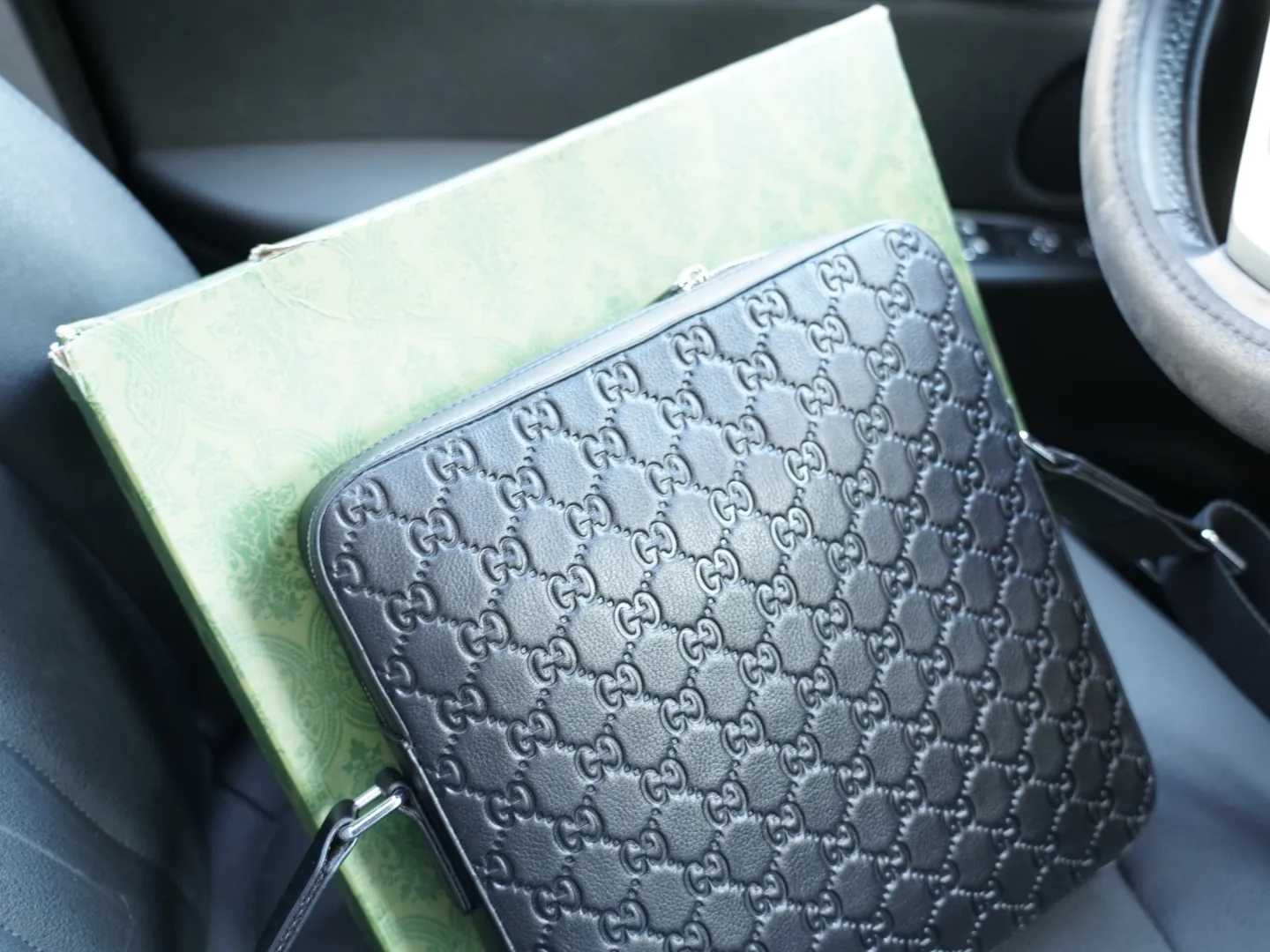 P250 🇮🇹 古驰 官网同步 高版本 斜挎单肩背包 永恒不过时的标志性产品 纯原单牛皮 顶级五金制作 非市面普通版本 今年GUCCI最爱的款式 全部实拍 实用性非常高 配全套包装礼品盒【规格：25x26x5】