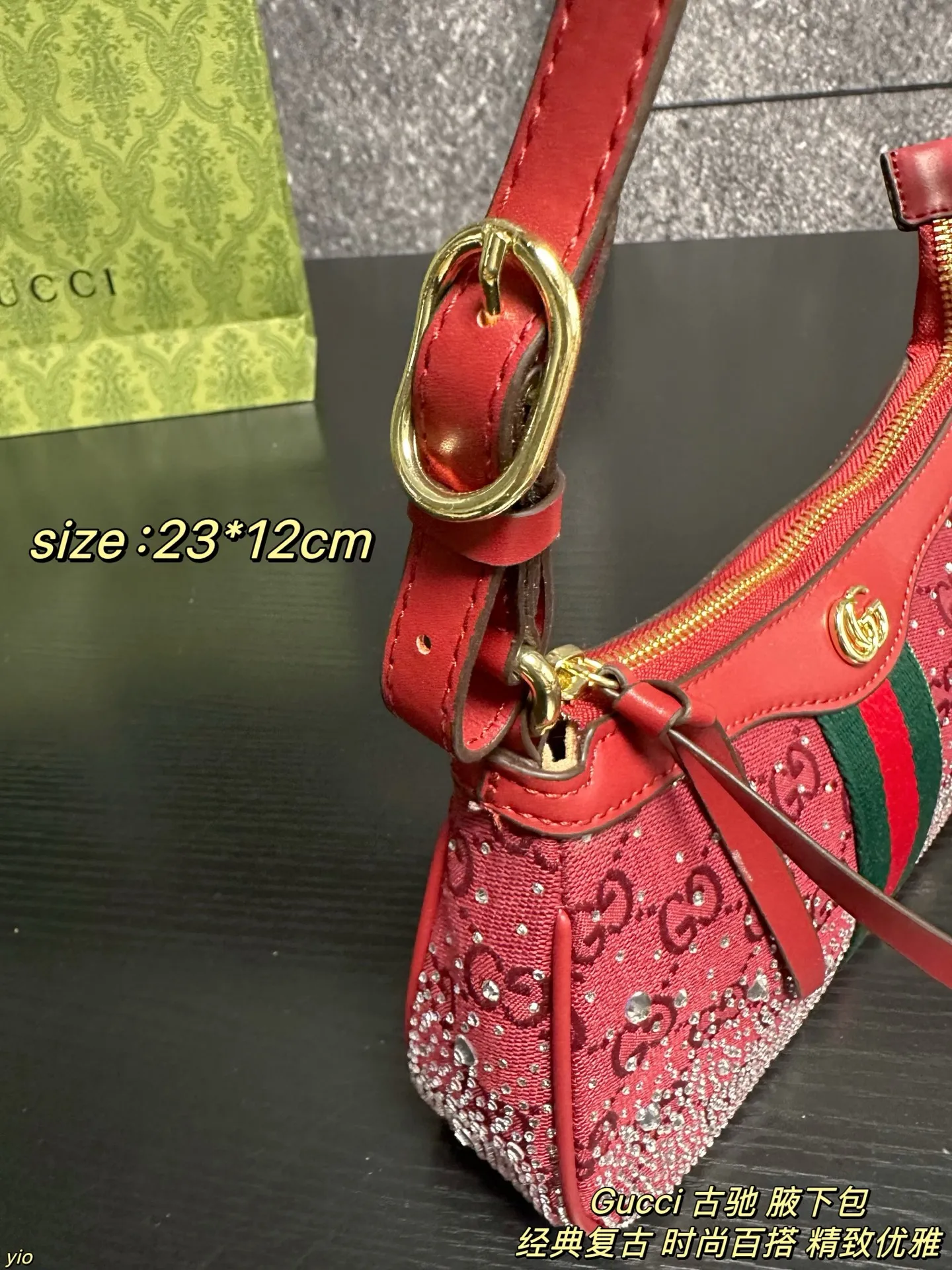 P140配盒 Gucci 古驰 腋下包 Gucci|圣诞氛围直接拉满!圣诞季的心动是这只酒红闪钻包给的!把星光织进冬日的浪漫,红丝绒、水晶、GG老花,每一件都像把星光收进手心💎。包身缀满细闪,复古红绿条点缀,提在手里就是行走的星河🌌;迷你包小巧可爱,运动鞋同系列,细节里藏着温柔。红色显白,配大衣或毛衣,让每个日常都多一份浪漫💕。 尺寸:23*12cm