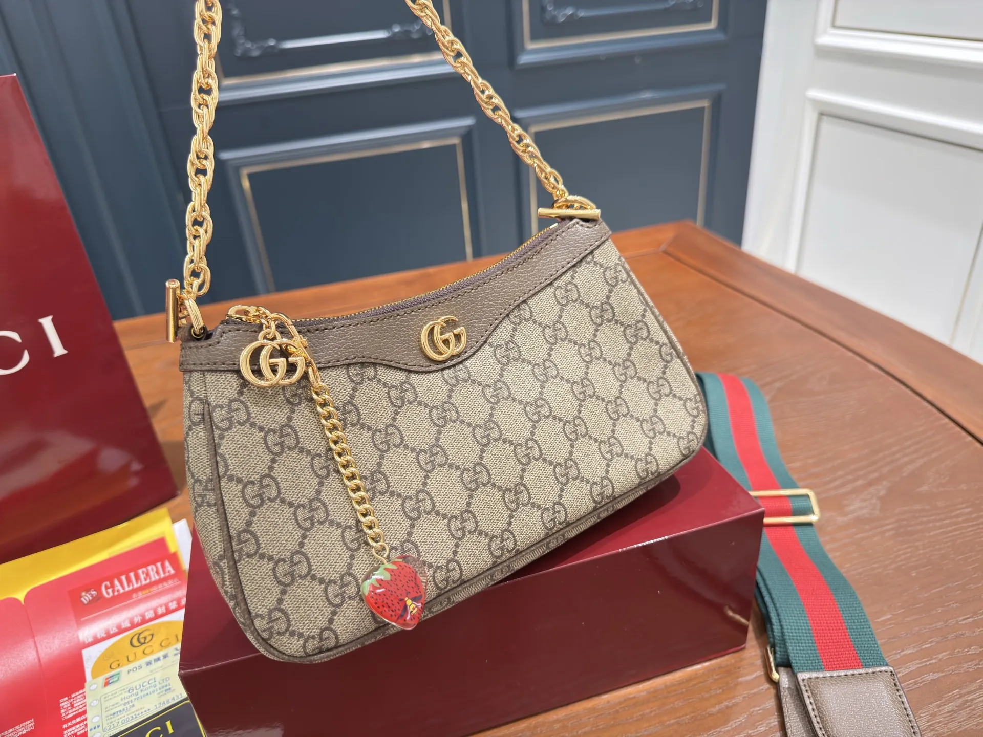 (飞机盒折叠盒⚠️)p155 Gucci新品腋下包/斜挎包/麻将包 又上新啦啦啦真的是永远跟不上新款的脚步永远有买不完的新包~没办法,腋下包是趋势~个人觉得这款包本身就挺Vintage款的,买一个搭搭,过些年后回头看这款也不会过时!尺寸:21cm