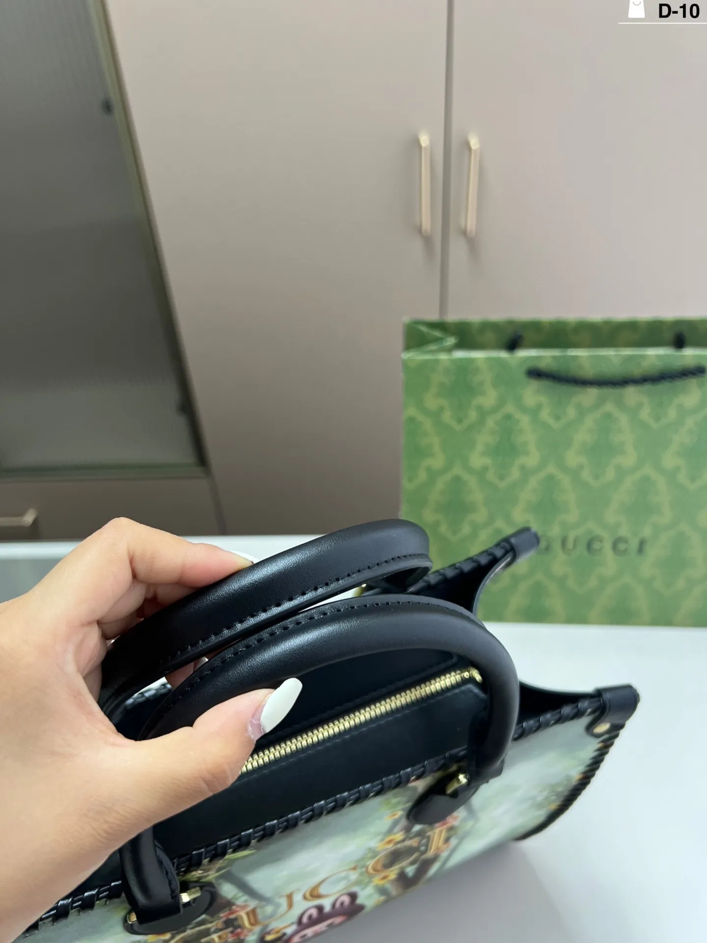 大💰p185 D-10尺寸32&times;27/28&times;21 酷奇GucciLABUBU联名托特包 突显出优雅的气质 容量与实用性不可小觑