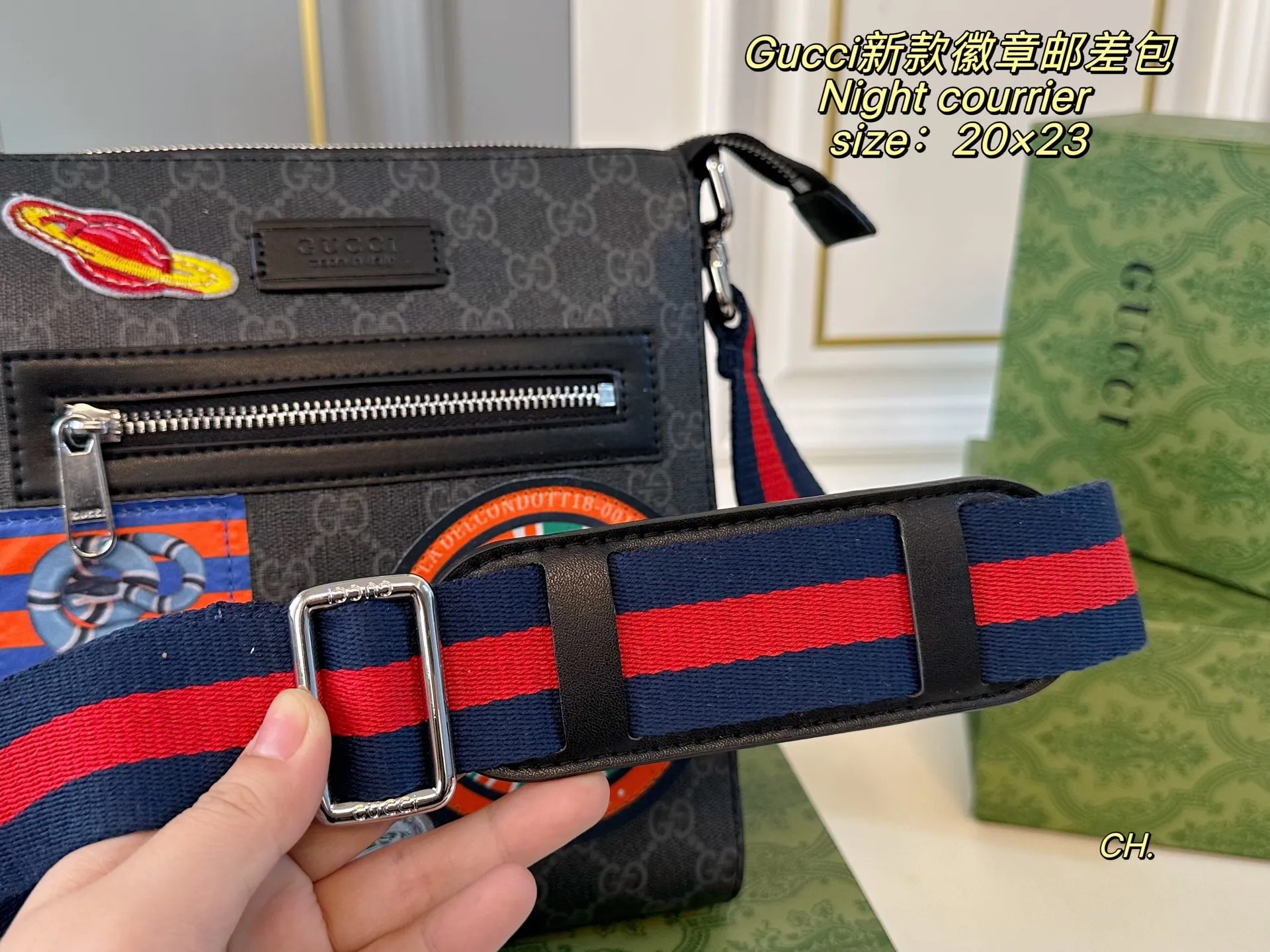 P130(折叠盒) size:20×23 GUCCI 古驰Night courrier 徽章邮差斜挎包💕 方方正正的包型很好搭衣服! 贴画图案➕老花 设计感满分💯 肩带🉑️调节,空间超大~ 出门超方便,男女生都可驾驭❗️