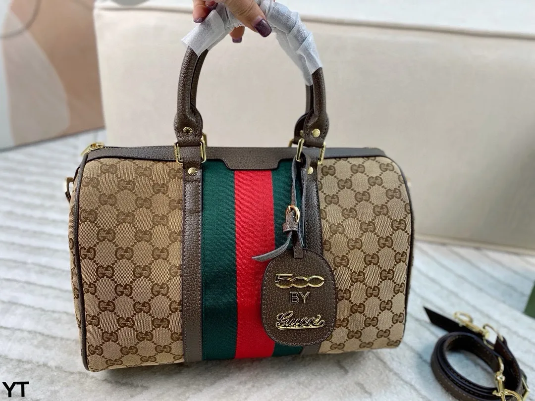 p120 无盒🎁 Gucci枕头包 双G老花帆布系列 手感柔软舒适 耐磨度极好 人手必备 适合手提肩背两用 实用大容量包包 非常轻 上身真的超级洋气!! 尺寸:31*20