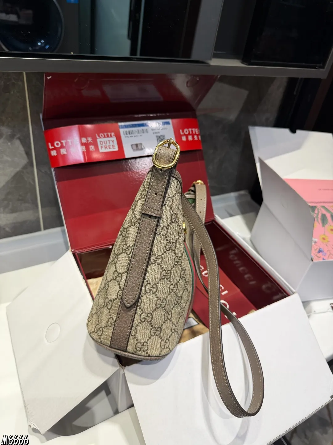 ❤️P190（折叠礼盒）❤️ Gucci 二次回购了这只Hobo慵懒风托特包！超赞~ 被同事问了N次的高级感托特包来啦的！超显贵气！经典 GucciGG 老花的标识，辨识度很高，材质经典耐用不过时！包包里面有一个小的夹层，可以放下很多东西，通勤上班，放电脑也可以轻松容纳，自重也是很轻便，这-点非常棒上班，上课，旅行，通勤，真的好适合，棕色口百搭实用率高！尺寸26.21