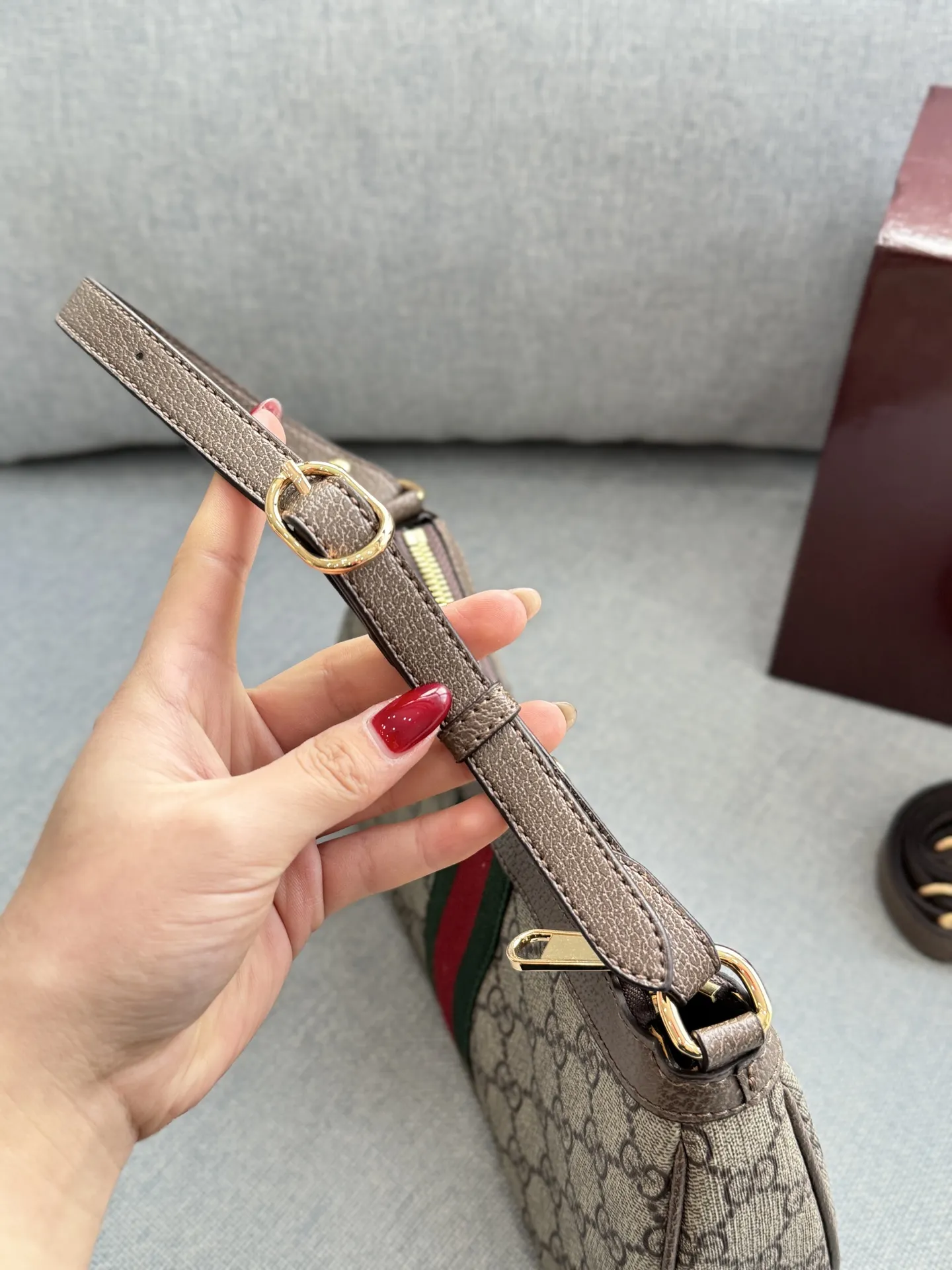 牛皮💰160 全套礼盒 size:26.5×15.5 GUCCI古驰 Ophidia 麻将包腋下包手提包 芯片版本 双链条可闲可甜 手提 腋下都可 复古范儿 可盐可甜可复古😍放心冲~ 容量很适合日常通勤~ 冷门小众不撞款. 老花复古时髦感拉满