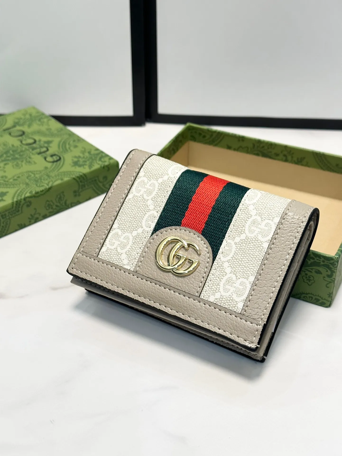 P90🎀GUCCl 🎀颜色 灰🎀尺寸 11*9*3 🎀Gucci 专柜最新款出货!采用里外头层小牛皮 ,做工精致,超多卡位,超薄款设计,携带方便!