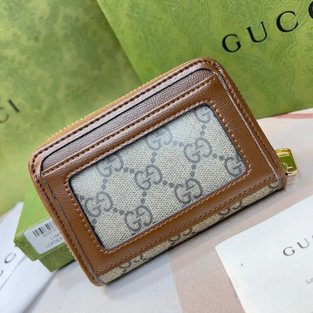 P80🎀GUCCl 195501🎀颜色 白色🎀尺寸: 11.5*8.5*3🎀全新推出这款由GG Supreme高级人造帆布和棕色皮革材质制成的Gucci 1955马衔扣卡包。该系列采用与手袋一脉相承的双环和长条形设计,这一细节灵感借鉴自品牌的马术本源,是Gucci经典传承之一,也是品牌最具代表性的符号元素之一