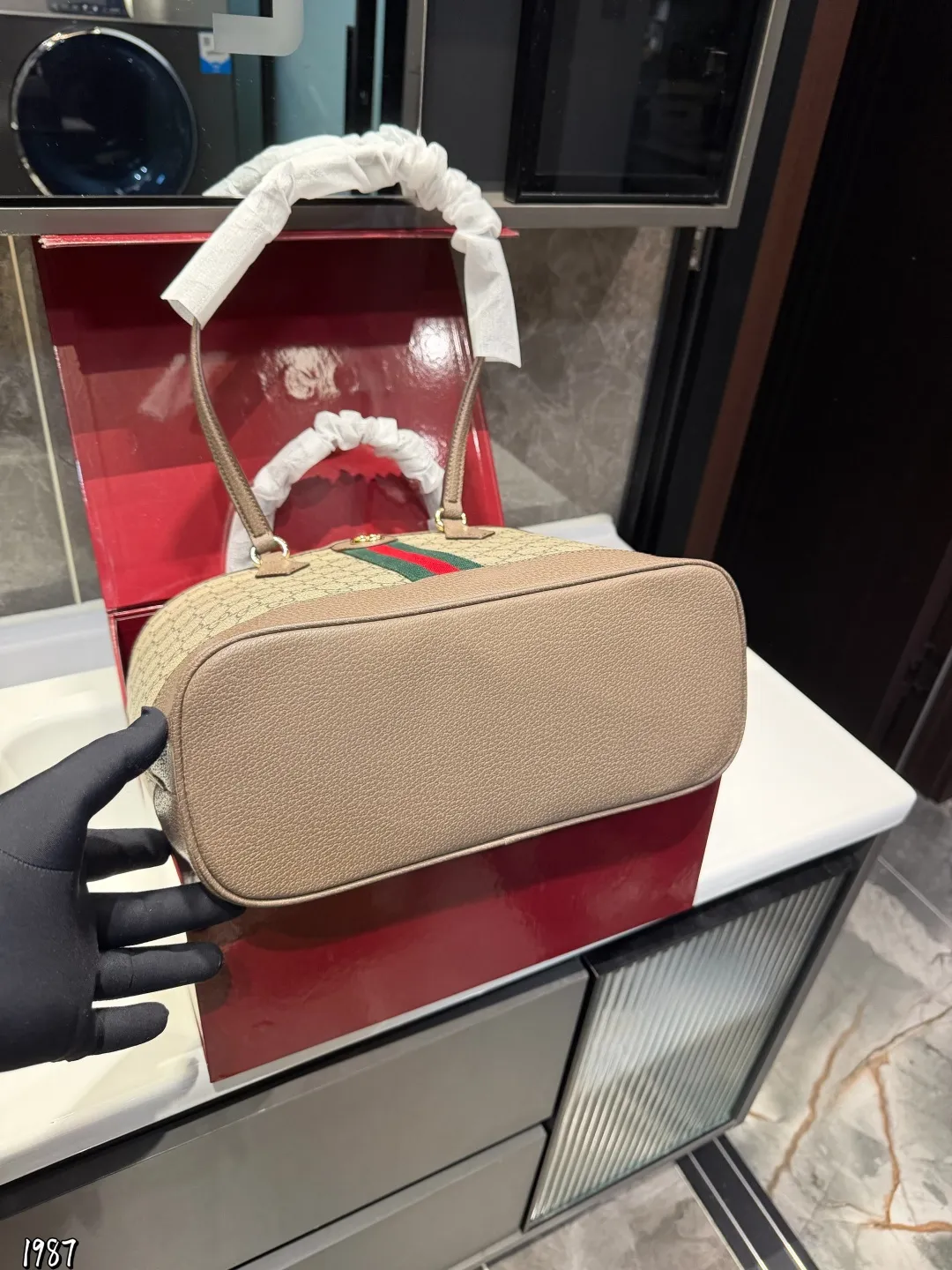 ❤️牛皮版本p175❤️ Gucci Ophidia 老花托特包Gucci Ophidia系列老花托特包，采用乌木色GGSupreme帆布+棕色皮革饰边，经典红绿织带超有辨识度容量大，通勤、旅行、妈咪包都OK！内部空间宽敞，能装下电脑和文件，实用又时髦。复古设计+耐用材质，百搭不挑人，是Gucci经典热门款，日常出街超加分尺寸25 20cm