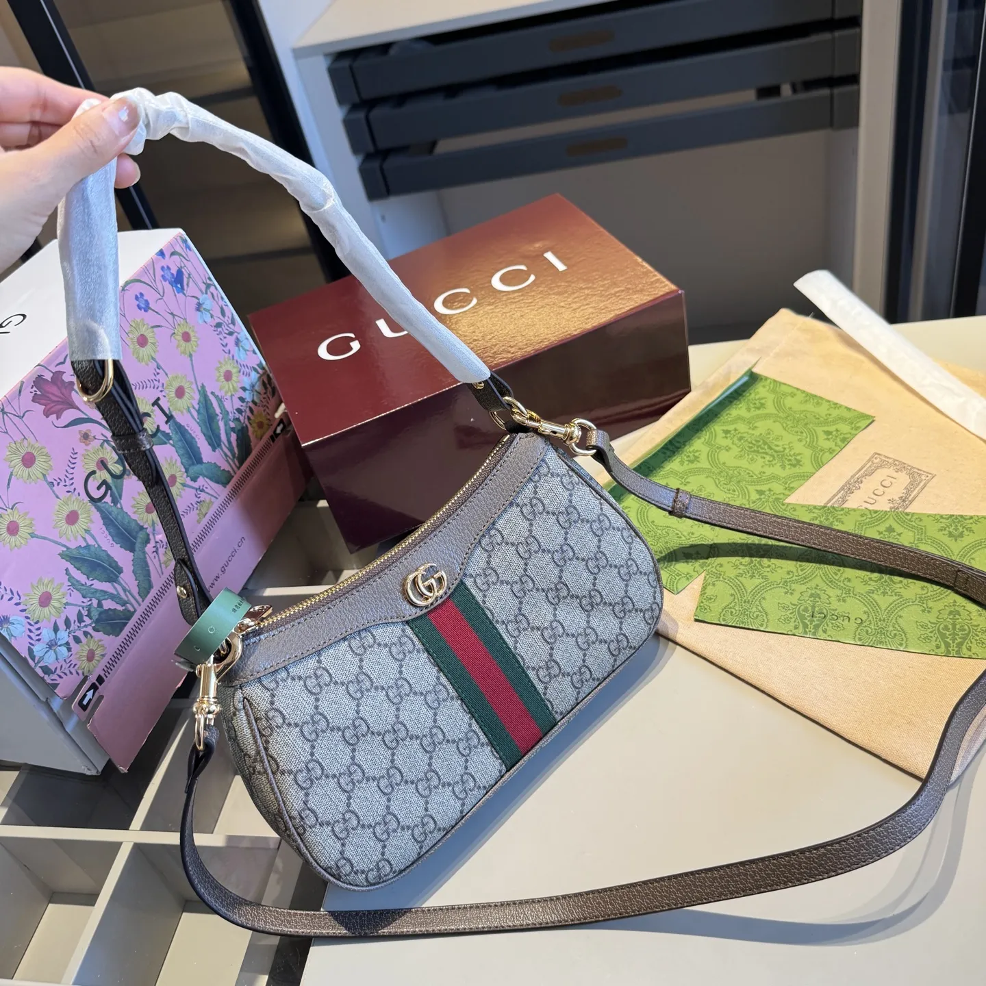 🅿️170✅牛皮系列🔜 顶级货🔥全套包装‼️芯片扫码‼️ GUCCI 专柜经典Ophidia系列腋下包💕明星同款!配长带!高端货!原版头层牛皮!各大明星追捧的爆款~采用顶级原版五金配件!经典logo!顶级做工!堪比专柜品质✈️原版飞机盒🎁原版折叠礼盒包装(size:25*15*6)