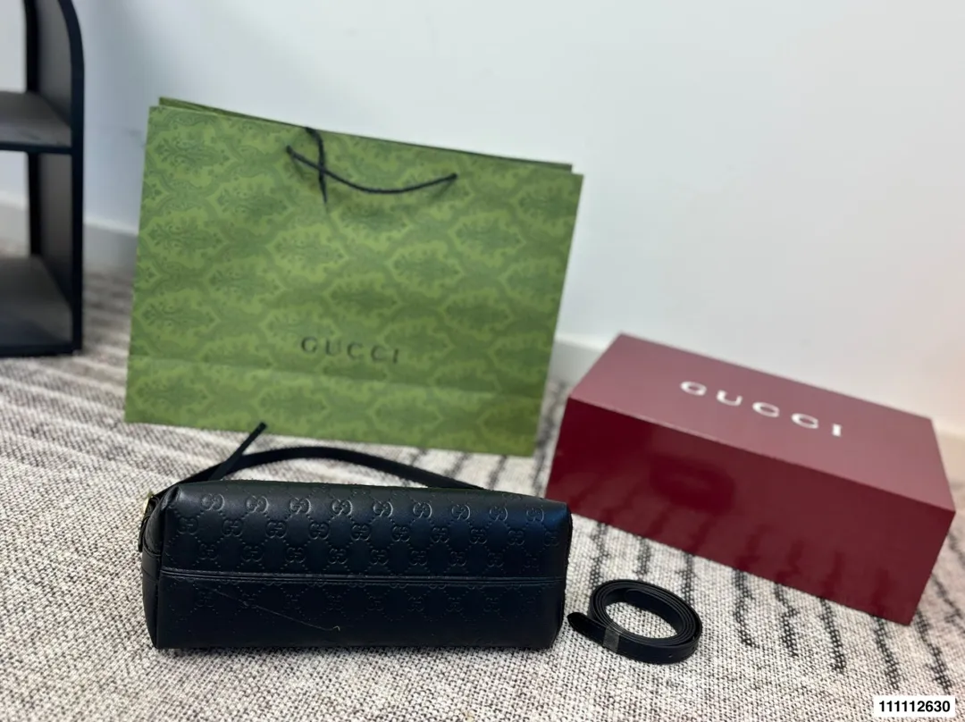 p180 配礼盒 酷奇腋下包GUCCI古驰.新款Gucci古驰月牙包新款Gucci吉驰月牙包上新啦!古驰的月牙包一整个美住 尺寸30.18