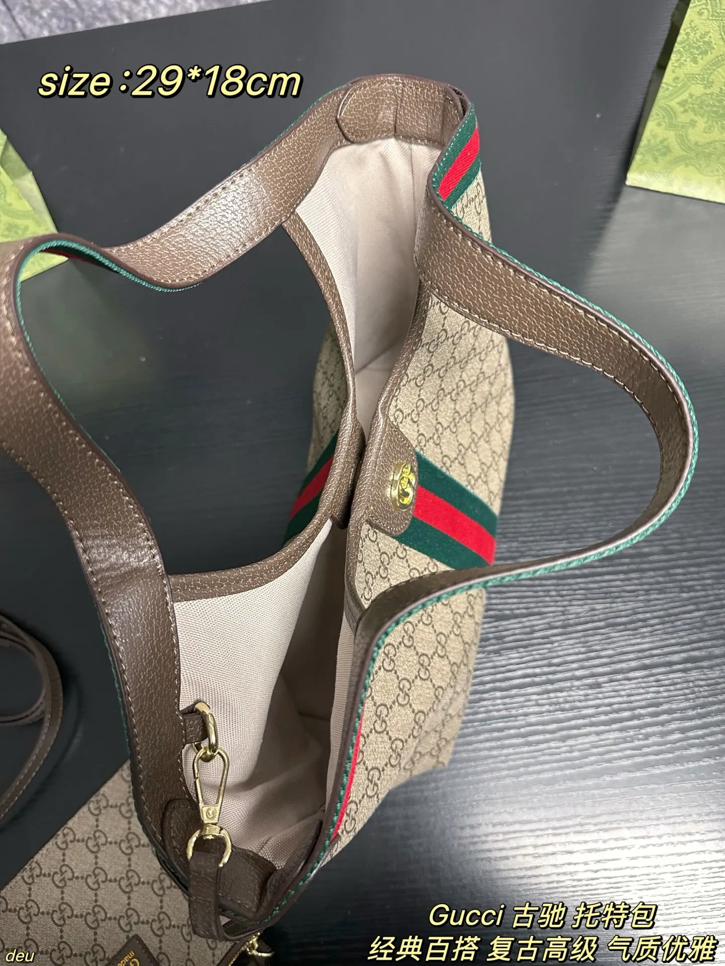 P130配盒 Gucci 古驰 托特包 Gucci Giglio托特!通勤必备好物✨真的被这款超轻自重的托特惊到✨ 装14寸电脑+文件+补妆包,肩膀完全不压塌,打工人狂喜~经典GG帆布+织带滚边,复古又不挑风格,通勤西装、周末休闲装都能搭。可拆卸肩带秒变手拿包,一包两用!磁吸扣设计安全感拉满,开放式收纳拿取超方便,2026早春秀款自带高级辨识度! 尺寸:29*18cm