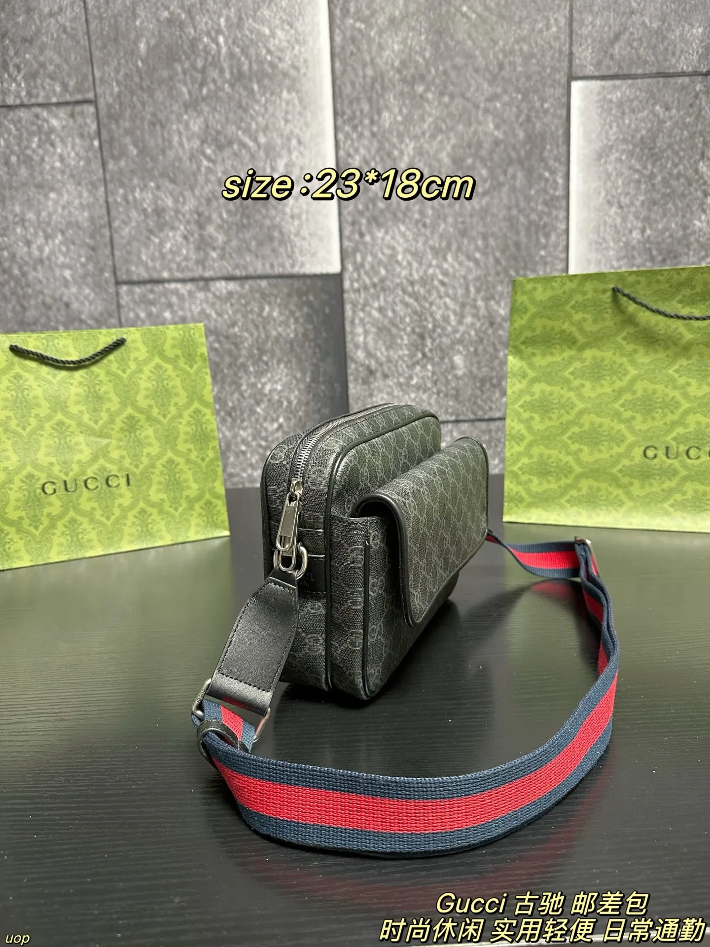 P135配盒 Gucci 古驰 邮差包 复古绿GG提花太有格调了,低调又显贵气~宽肩带设计很贴心,日常通勤背完全无压力,不管是搭西装还是休闲装都很绝,型男氛围感直接拉满!灰调GG印花高级感拉满,红蓝织带肩带瞬间点亮造型,街头风与奢华感的碰撞太绝了!背它出街,回头率绝对爆表 尺寸:23*18cm