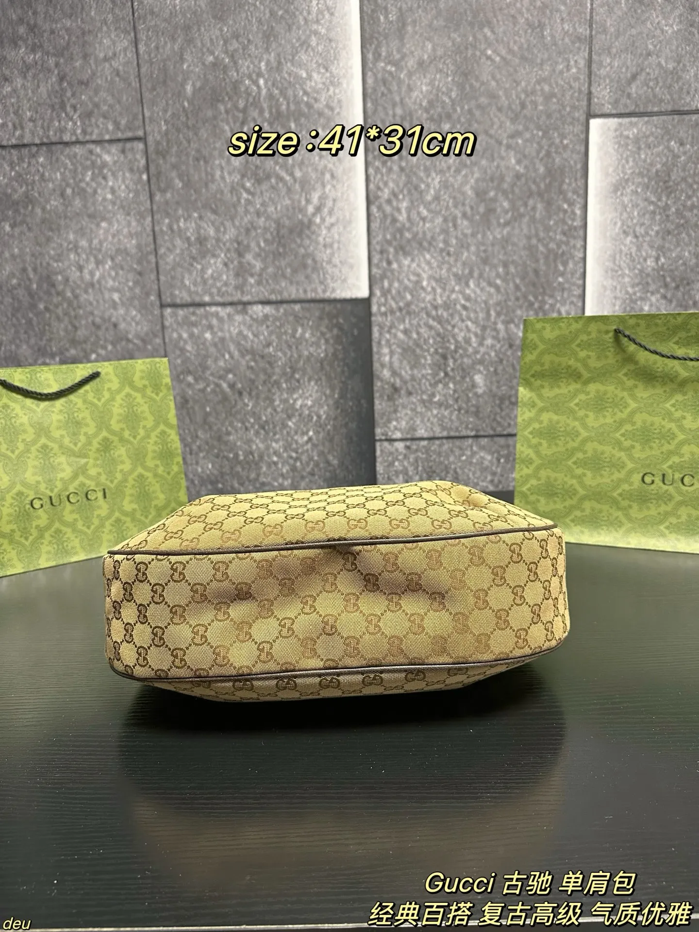 P130配盒 Gucci 古驰 单肩包 老花双G手提来喽！想要复古，经典的老花搭配相得益彰的金扣，整个贵气复古风扑面而来，永不过时的经典款式，简约大气的风格设计，老花在复古感方面狠狠拿捏！想要实用，不小的托特容量，但整体看起来又不会太大，好看至上的前提下整个实用感绝绝子，采用宽条肩带，厚重感满满，又给予松弛感，整体上身好背好用！这样一款实用又贵气的包包，成色极佳，出门也不容易撞包，穿搭好搭配，不挑场合，相信你一定会心动！ 尺寸：41*31cm