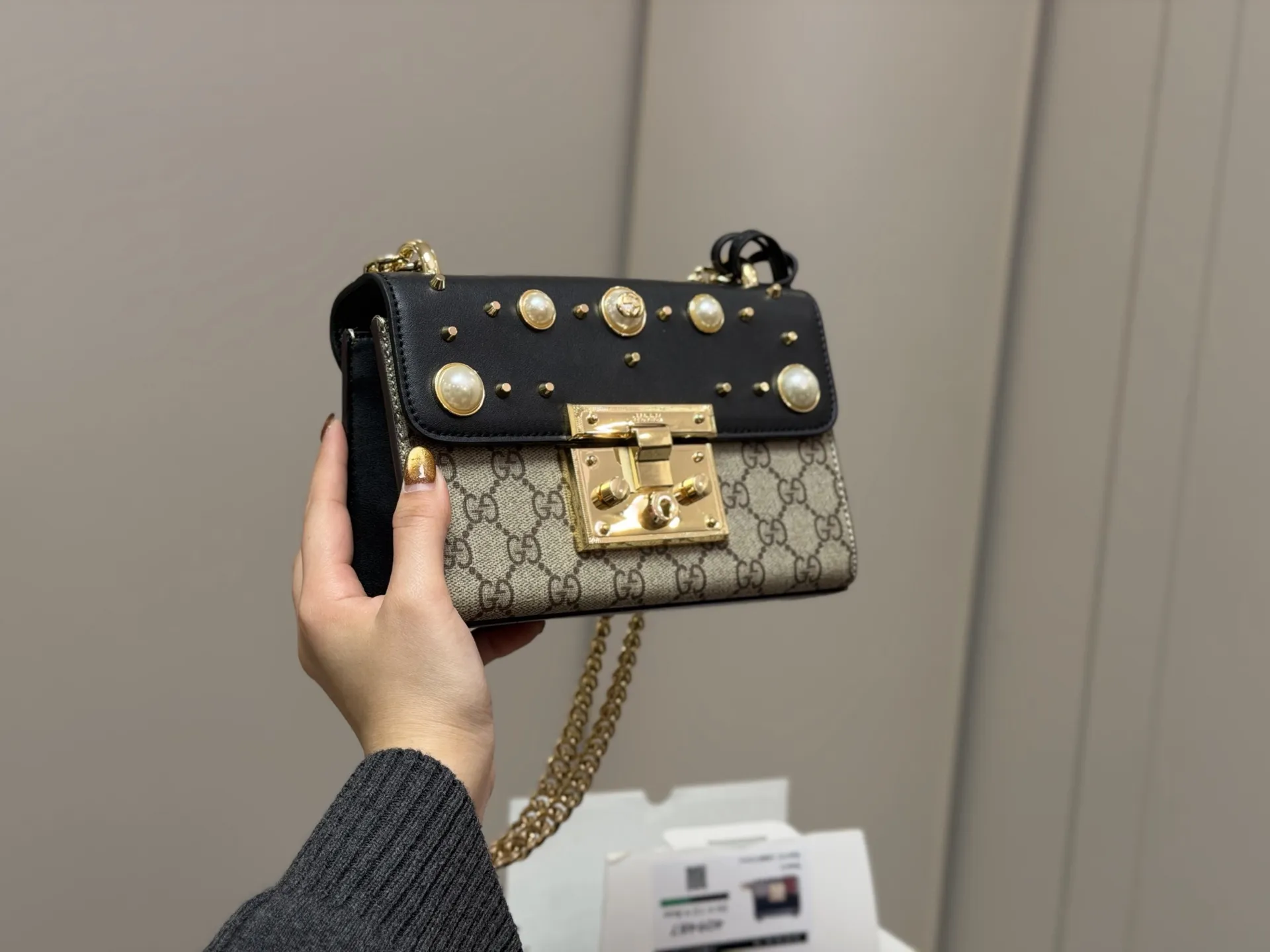 ¥170 配折叠盒飞机盒 size:20.13cm 【古奇padlock】 这款已经卖了几千个了 明星产品 ‼️ 最近质量又升级了 重拍下给你们看 👀 高定版的G Padlock ✔️