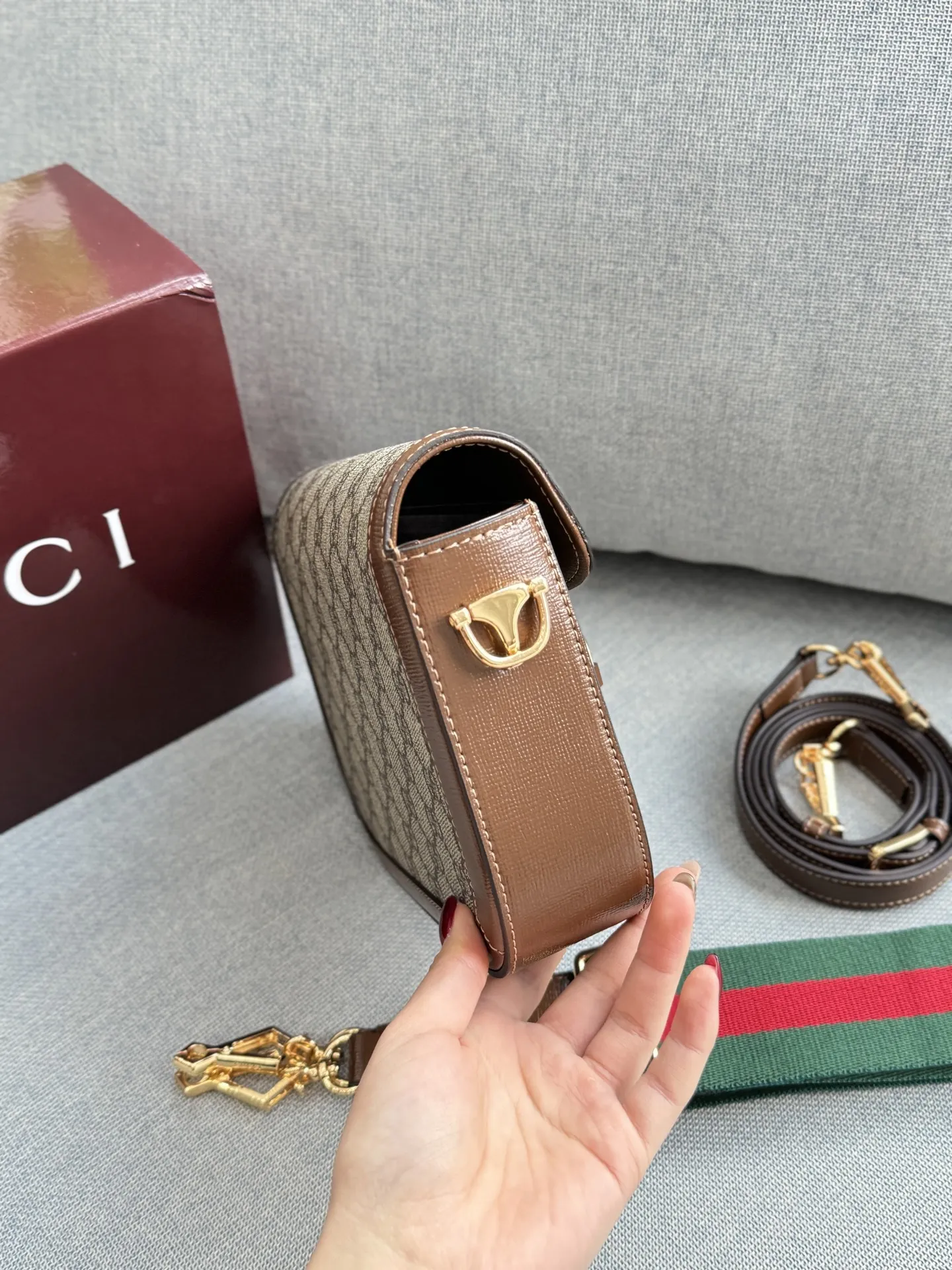 牛皮双肩带💰195 全套礼盒 size：21&times;16.5 GUCCI古驰 Horsebit 1955 马鞍包 单肩包 芯片版本 本来一直很喜欢1955马衔扣的复古感，也因为喜欢的明星倪妮、肖战都背了它🥰 新出小号也就是mini版本完美解决了所有问题，还有2根肩带，皮肩带+经典红绿肩带！！ 更好地突显你的时尚品味。