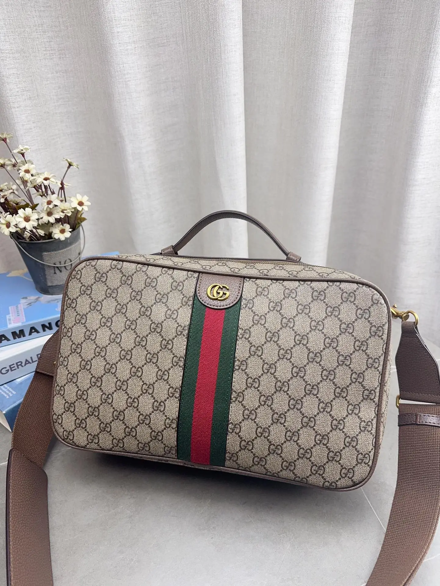 配礼盒包装 酷奇相机包 酷奇单肩包 Gucci 斜挎包 👜最新系列 这个款复古韵味特别浓，上身效果也超赞 尺寸36*22cm p185