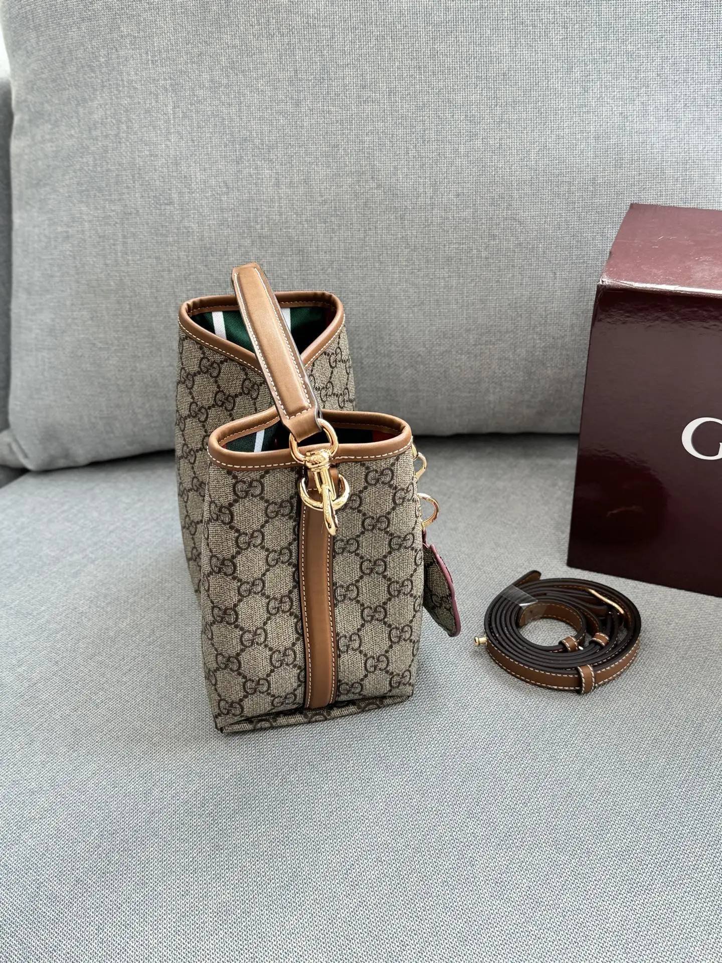 牛皮💰180 全套礼盒 size:18.5×18.5 GUCCI古驰 GG Emblem Emblem 猫头鹰挂件 水桶包手提包 迷你 芯片版本 钥匙扣真的太可爱啦,搭配任何包包都能碰撞出独特的感觉, 非常精致百搭~ 使用频率超高的一只包包!