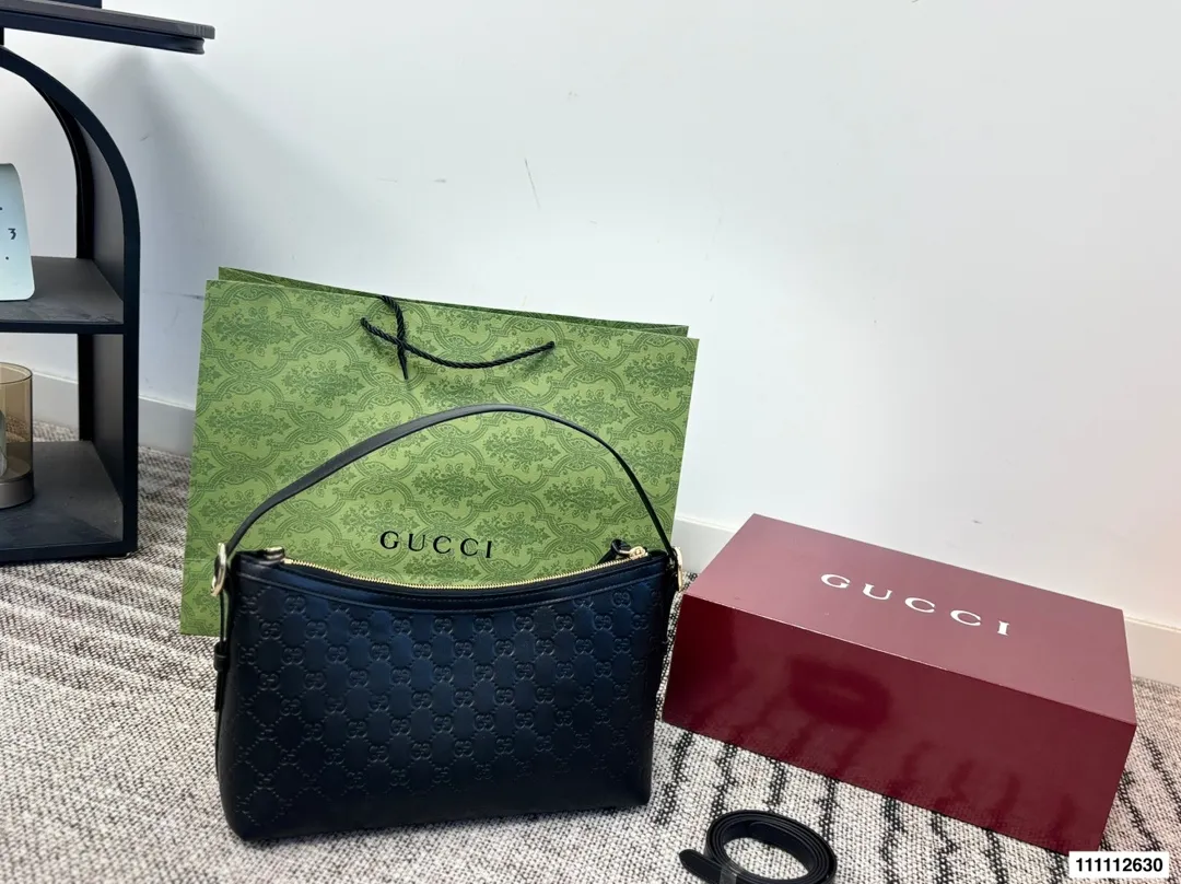 p180 配礼盒 酷奇腋下包GUCCI古驰.新款Gucci古驰月牙包新款Gucci吉驰月牙包上新啦!古驰的月牙包一整个美住 尺寸30.18