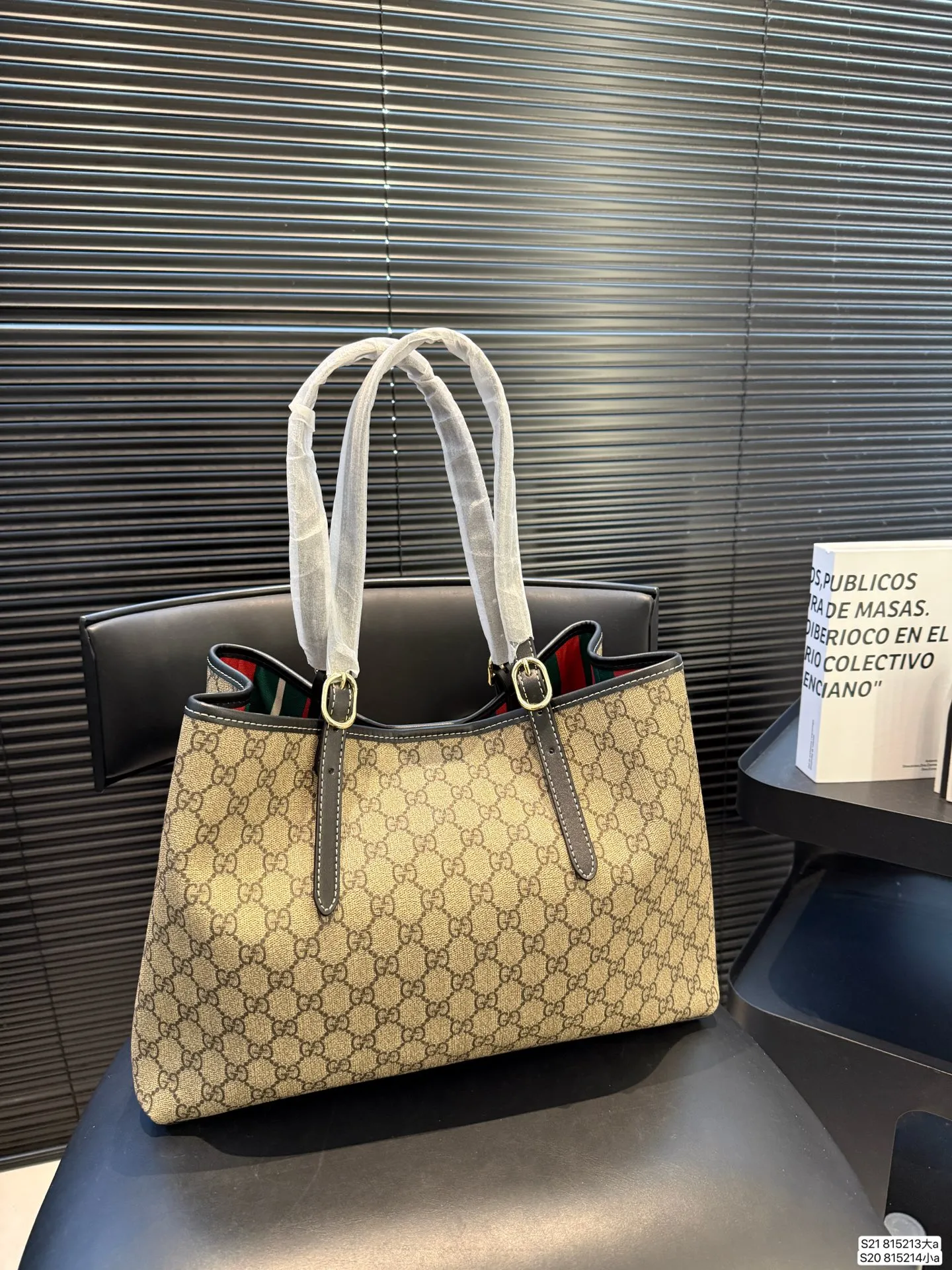 大号P155 小号P150 酷奇托特 Emblem 系列新品首发收纳党大爱大包有隔层新款的Emblem首发,这是一款比较大的托特,肩带两侧是可以调节的,内衬是经典的gucci绿红绿颜色,并且中间是有带拉链的隔层,收纳大爱!另外颜色复古风满满 真的不错哦很轻便很时髦性价比也高 尺寸大35 26 小30 20 货号大815213小815214