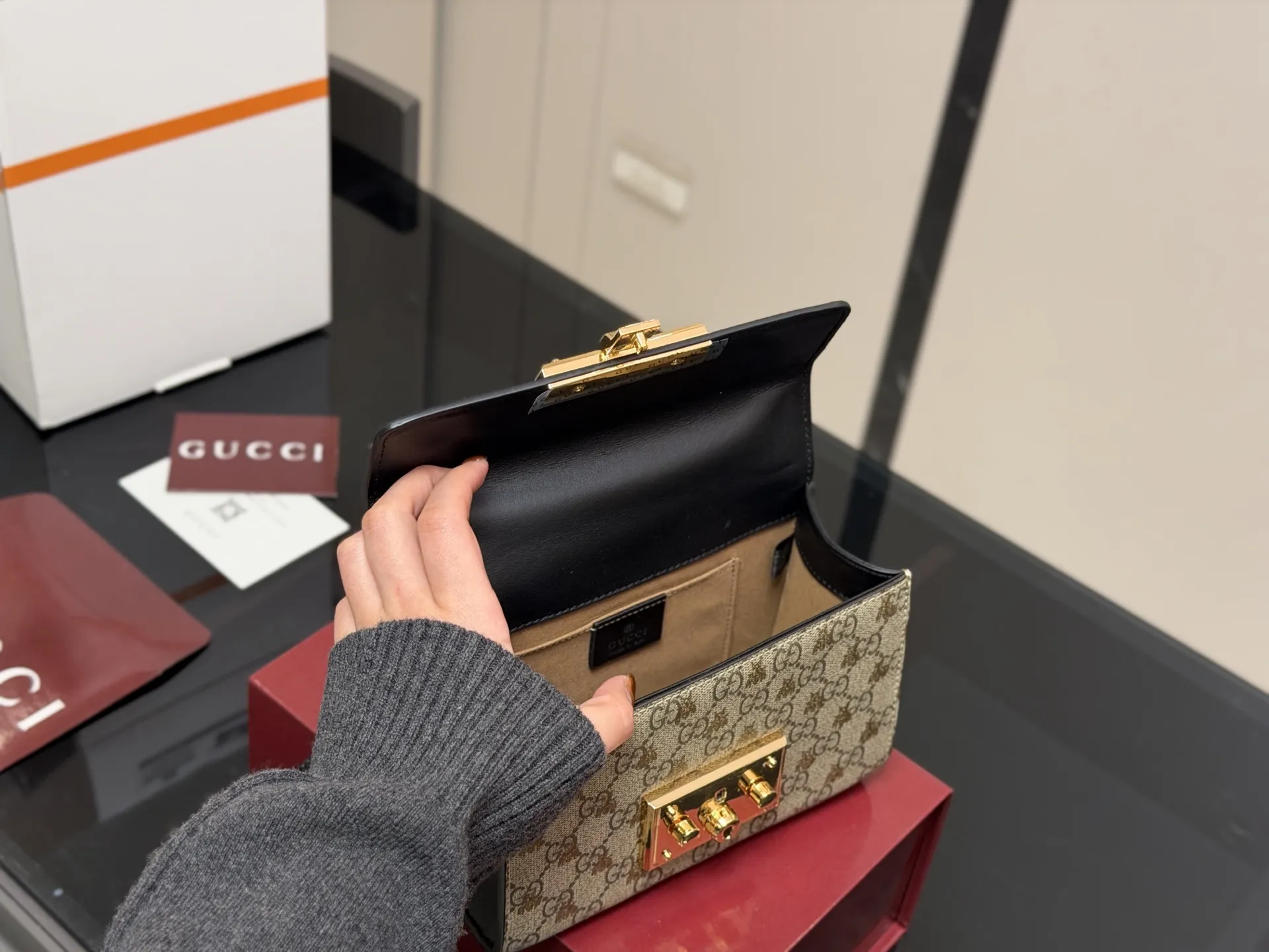 &yen;155 配折叠盒飞机盒 size：20.13cm 【古奇padlock】 这款已经卖了几千个了 明星产品 ‼️ 最近质量又升级了 重拍下给你们看 👀 高定版的G Padlock ✔️