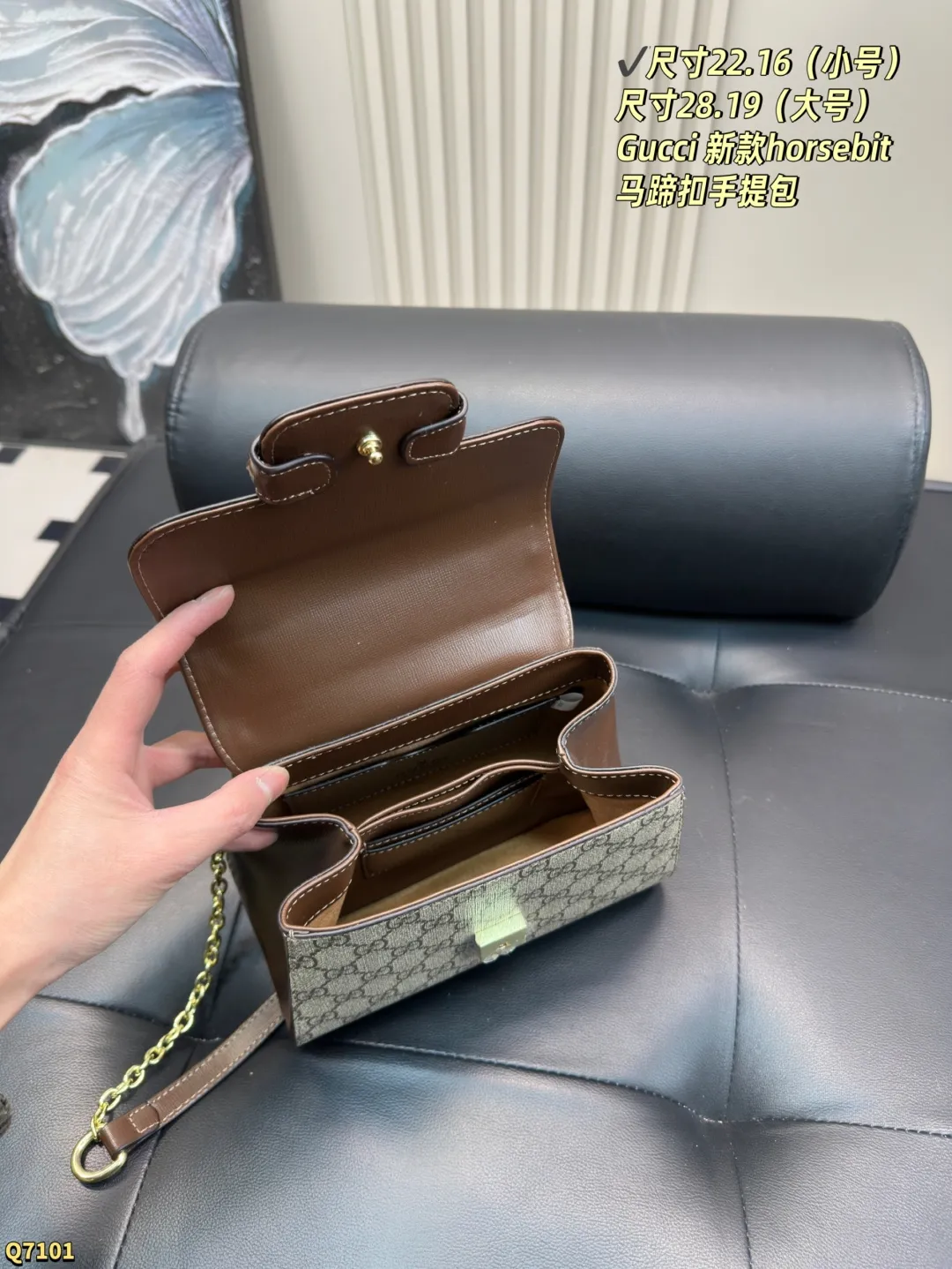 💰130小号尺寸22.16 💰135大号尺寸28.19 酷奇Gucci 新款horsebit马蹄扣手提包,斜挎金属链条,但是肩部都带有牛皮,舒适感会大大提升 🔸优点:复古的马蹄扣简直是包包的灵魂!代入感太强了搭配复古棕色牛皮拼接老花logo,简单又百搭一看就是可以背好几年都不会过时的款式