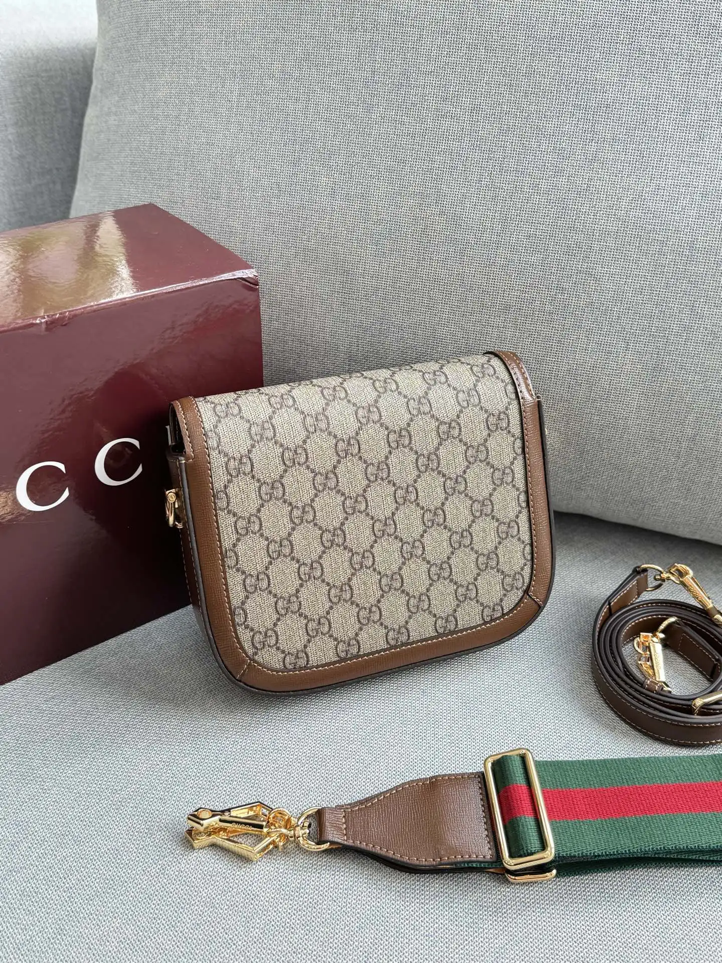 牛皮双肩带💰195 全套礼盒 size:21×16.5 GUCCI古驰 Horsebit 1955 马鞍包 单肩包 芯片版本 本来一直很喜欢1955马衔扣的复古感,也因为喜欢的明星倪妮、肖战都背了它🥰 新出小号也就是mini版本完美解决了所有问题,还有2根肩带,皮肩带+经典红绿肩带!! 更好地突显你的时尚品味。