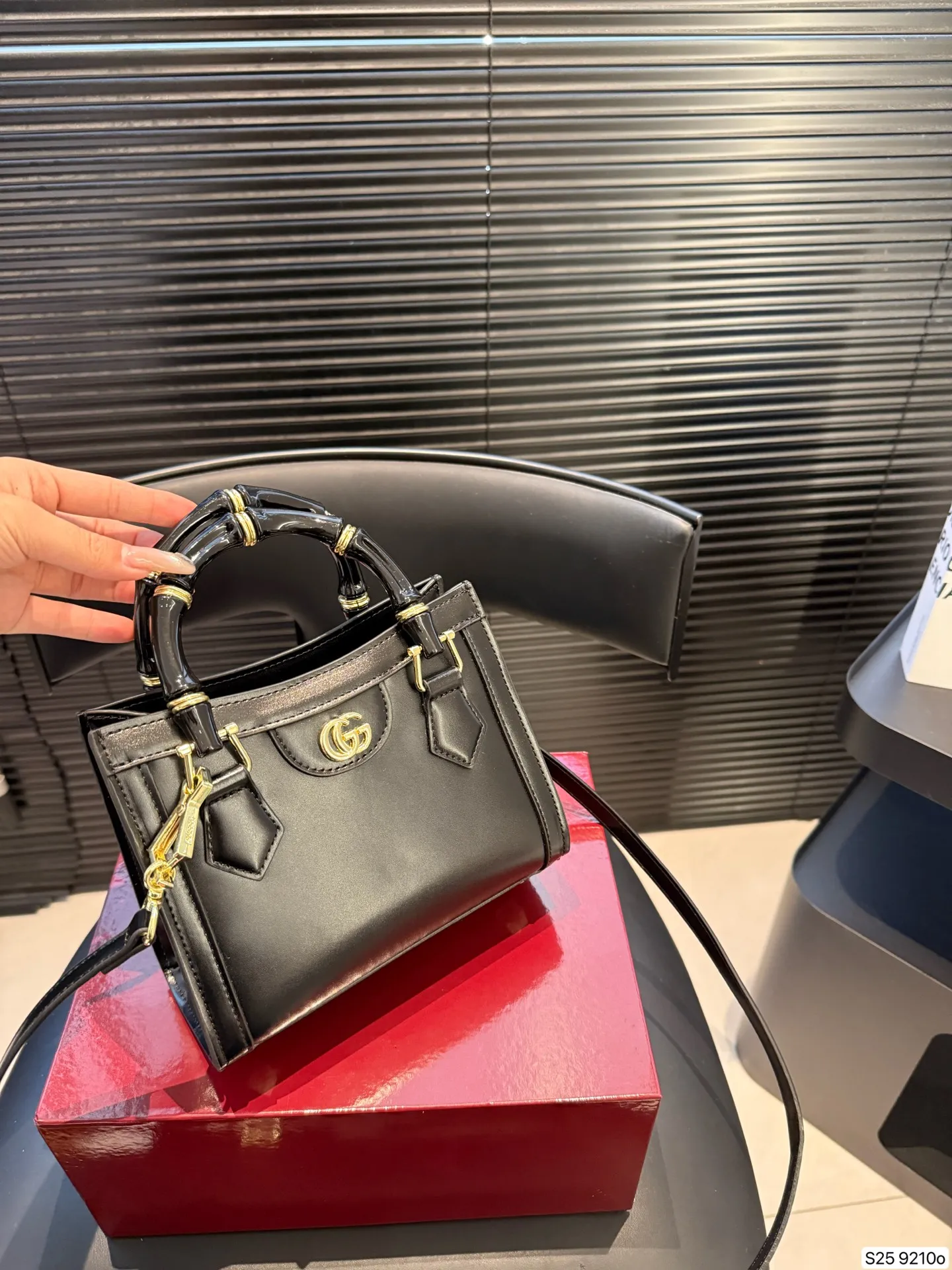 P175 配折叠盒子 酷奇 竹节手提Gucci Diana购物袋 最新系列，这个款复古韵味特别浓，对版五金 原版内里！上身效果也超赞，主要以精致特别的五金来提升整体质感。尺寸 19 16货号9210