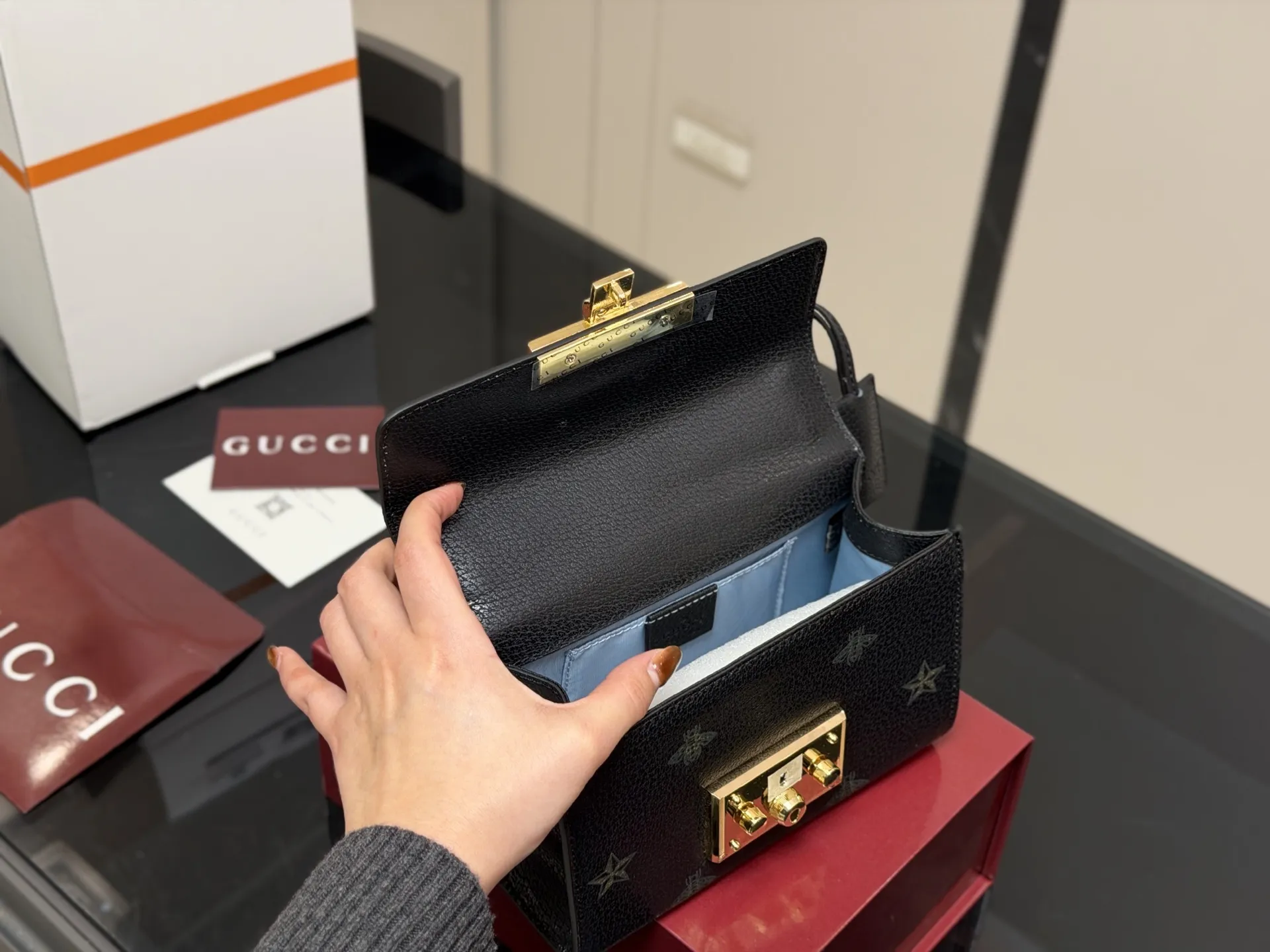 ¥155 配折叠盒飞机盒 size:20.13cm 【古奇padlock】 这款已经卖了几千个了 明星产品 ‼️ 最近质量又升级了 重拍下给你们看 👀 高定版的G Padlock ✔️