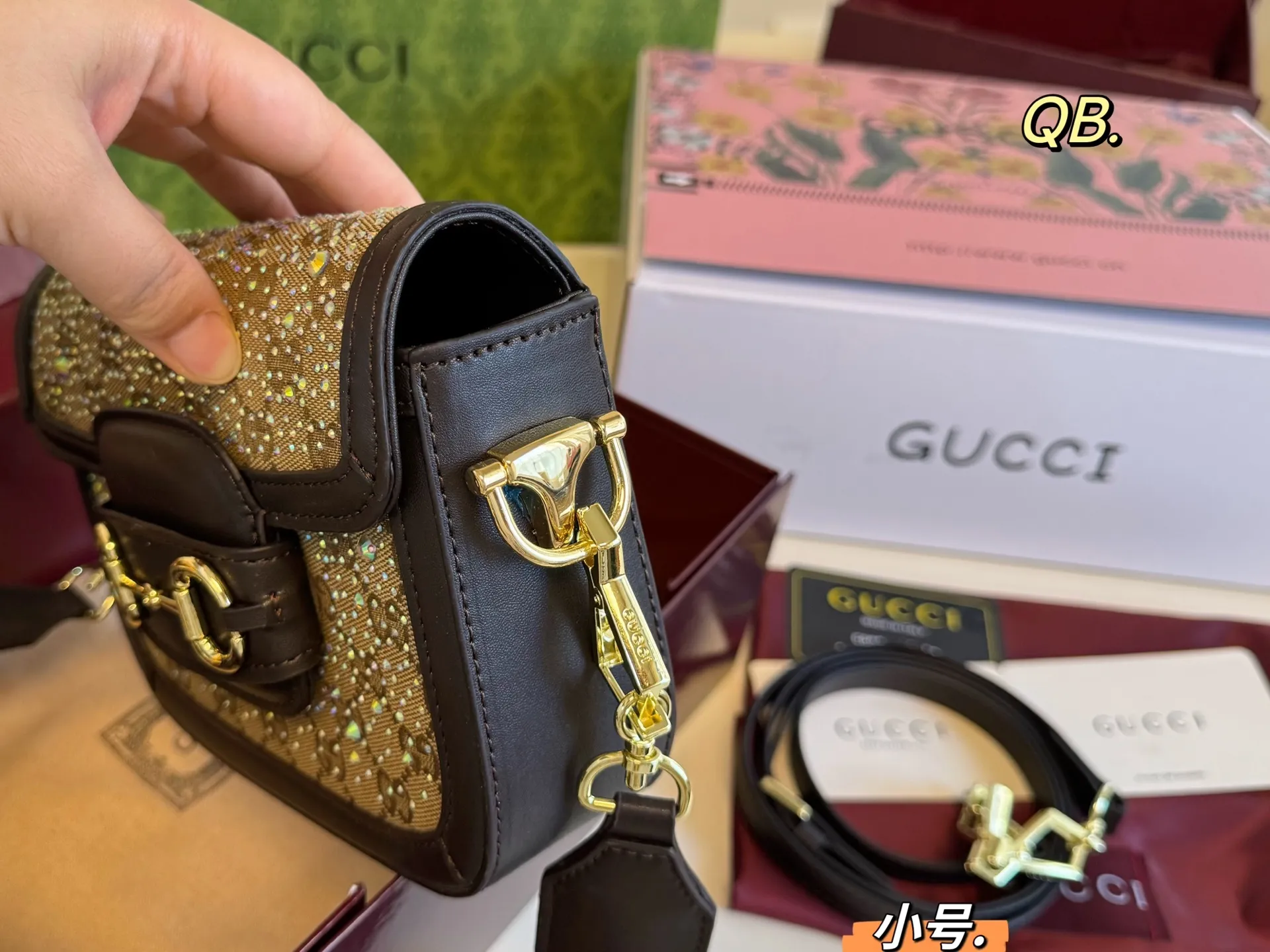 P135小号(折叠盒) size:20×14 Gucci 古驰新款1955水钻马鞍包💕 经典马衔扣金属logo, 复古气息十足✅ 质感超👍,肩带🉑️自由调节~ 优雅经典,超级百搭款!